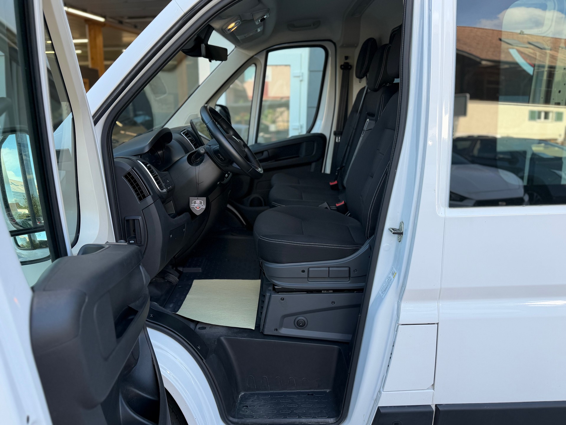 PEUGEOT Boxer 2.2 HDI 335 L2H2 verglast EAT8-image-13