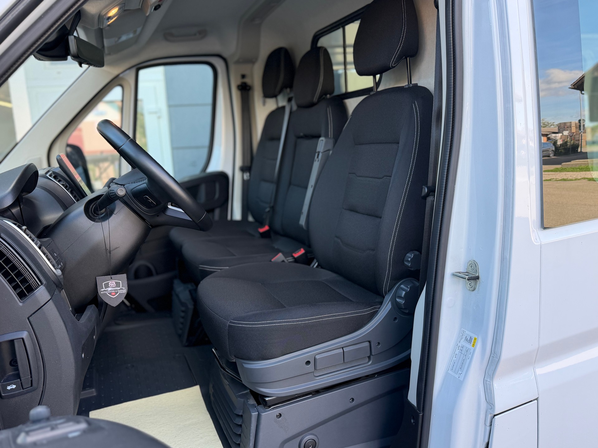 PEUGEOT Boxer 2.2 HDI 335 L2H2 verglast EAT8-image-14
