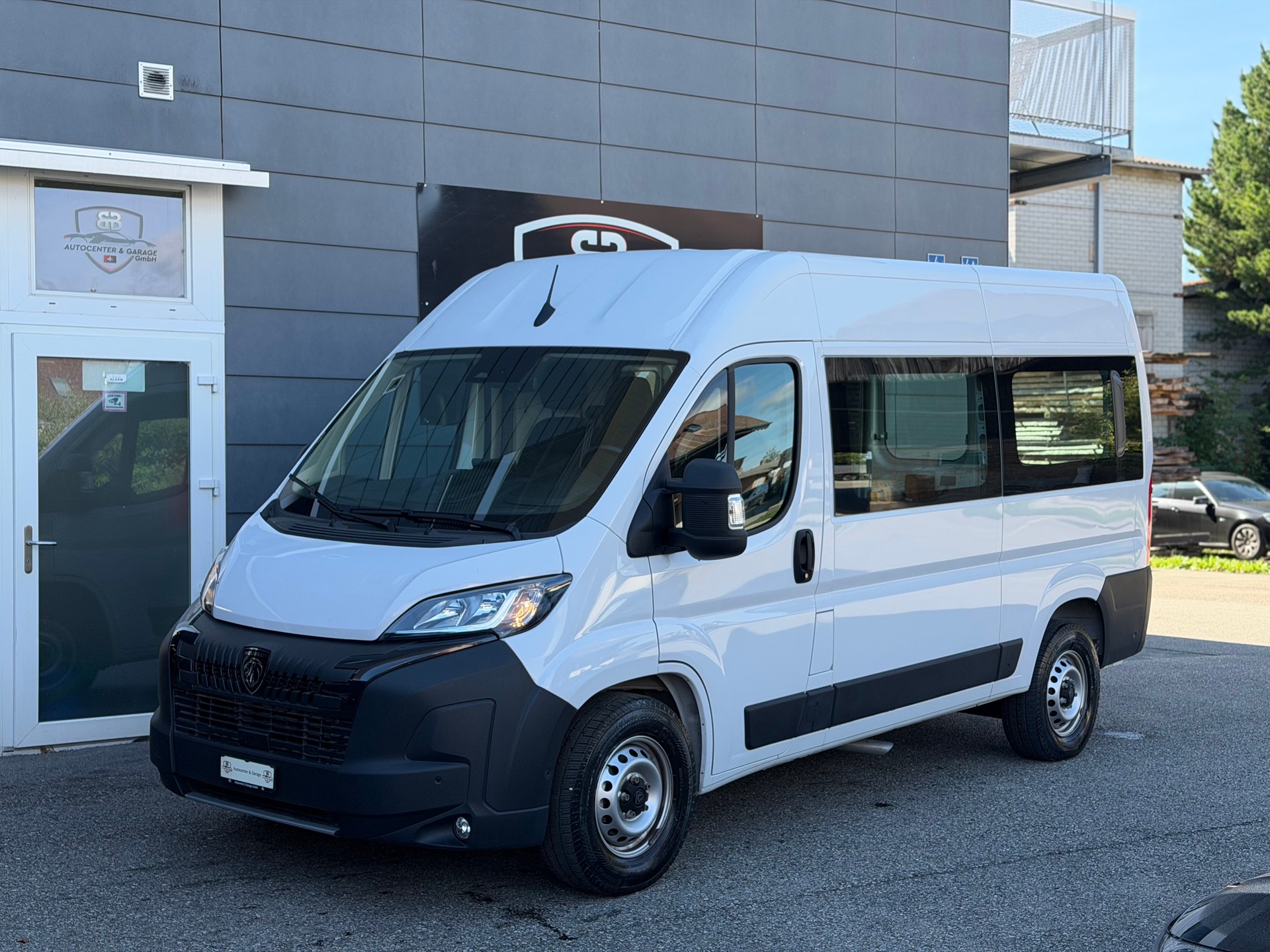 PEUGEOT Boxer 2.2 HDI 335 L2H2 verglast EAT8-showroom-element-1