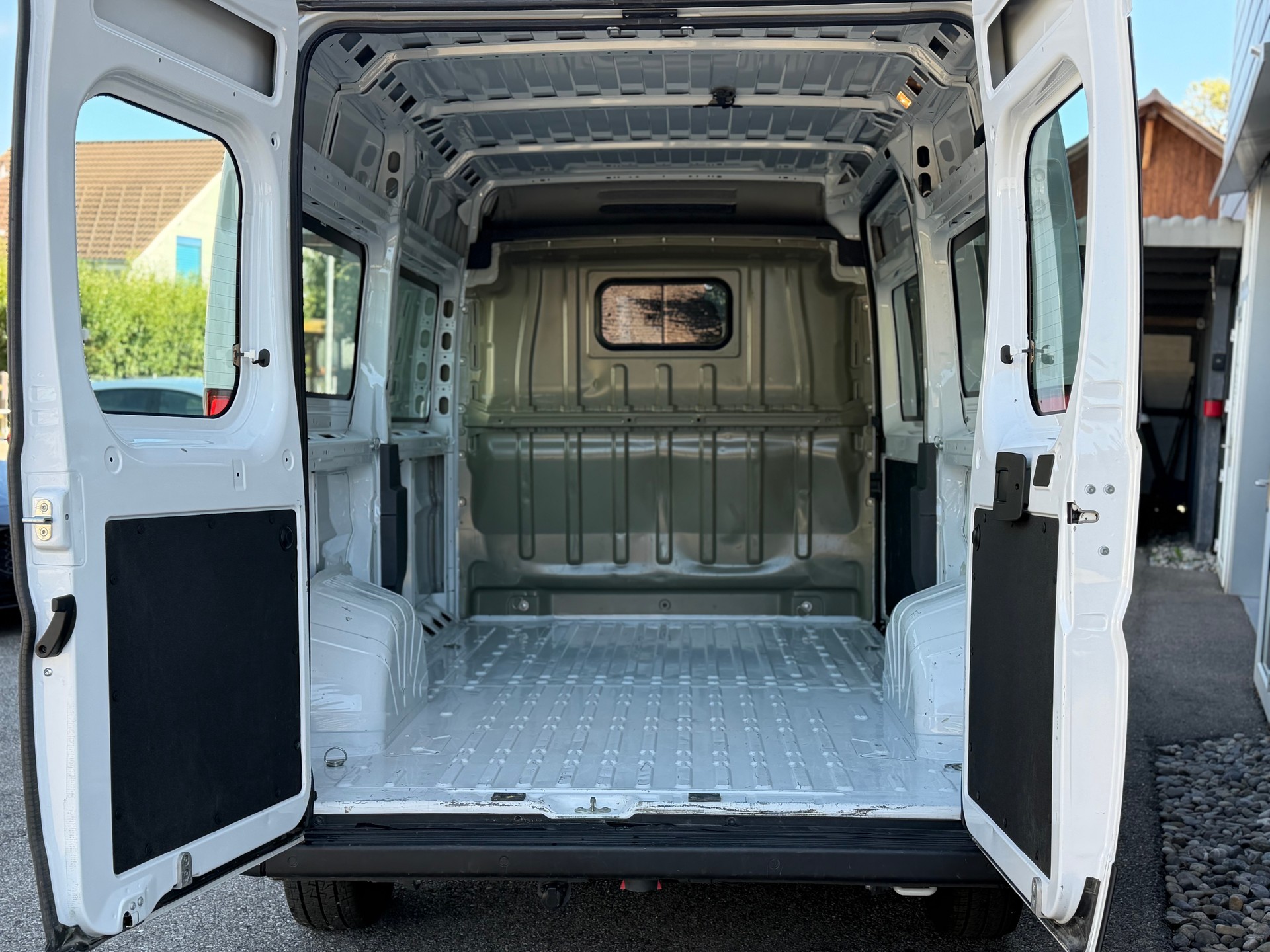 PEUGEOT Boxer 2.2 HDI 335 L2H2 verglast EAT8-image-9