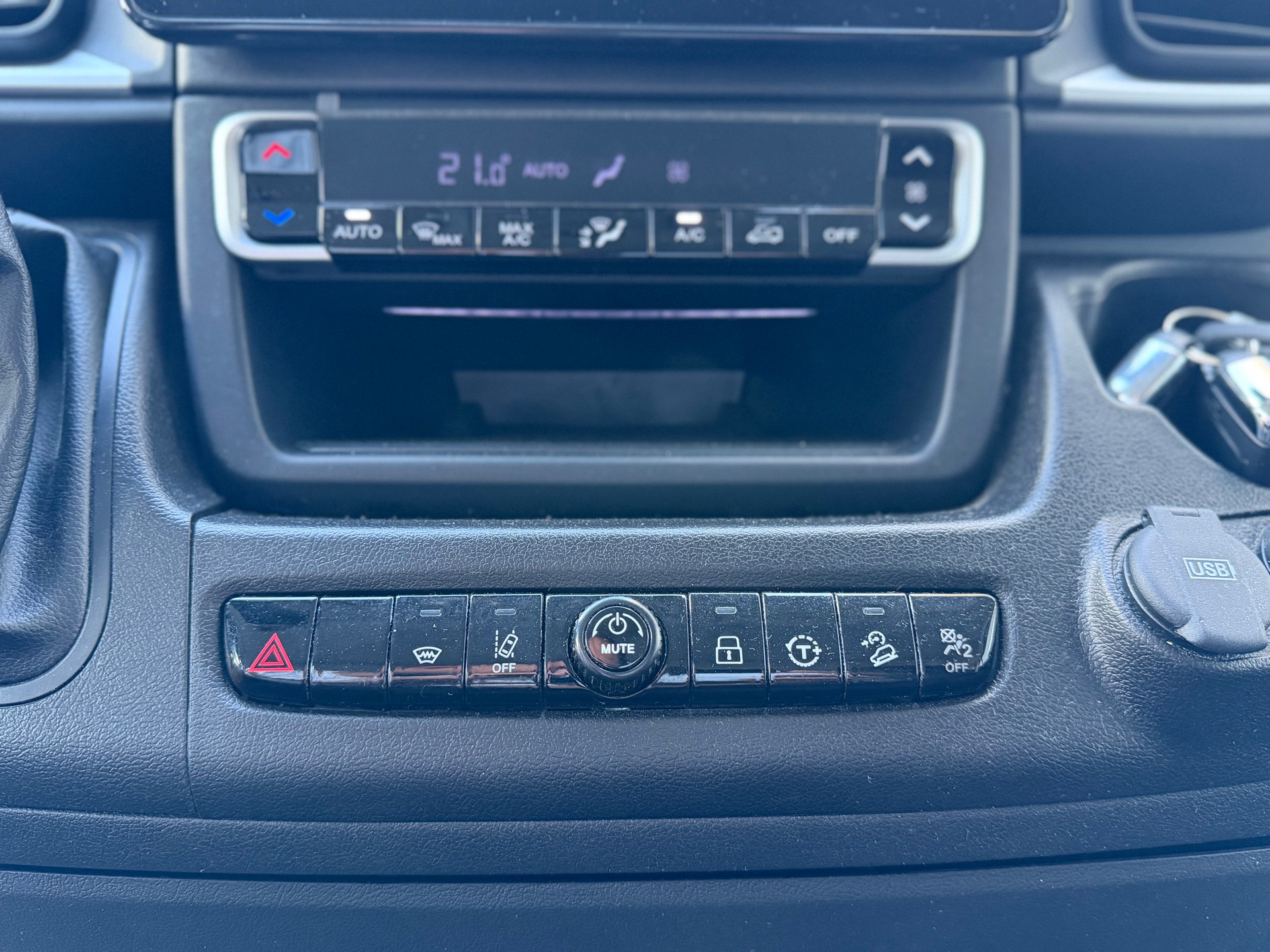 PEUGEOT Boxer 2.2 HDI 335 L2H2 verglast EAT8-image-23