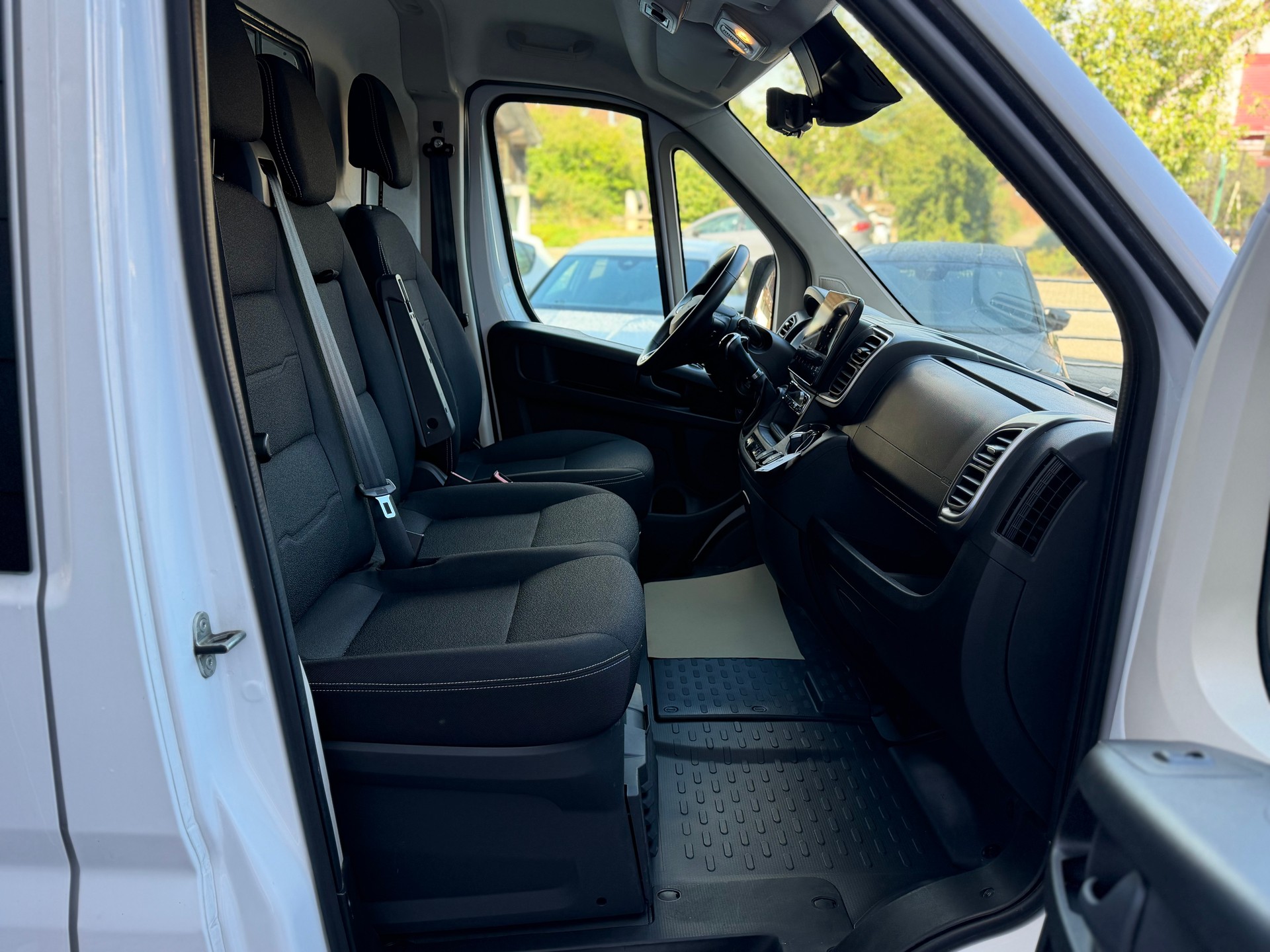 PEUGEOT Boxer 2.2 HDI 335 L2H2 verglast EAT8-image-17