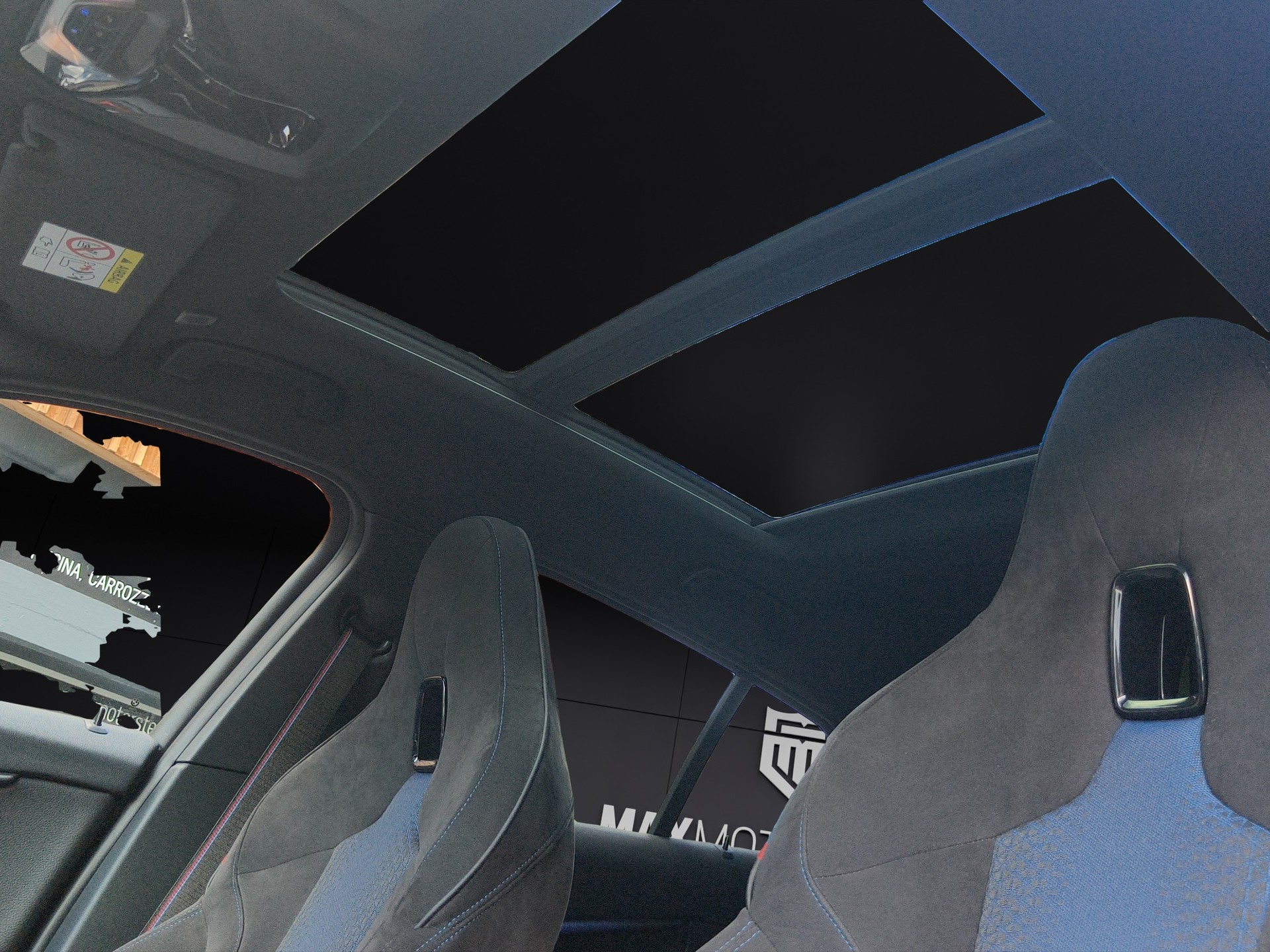 BMW M135i xDrive Steptronic PERFORMANCE-image-12