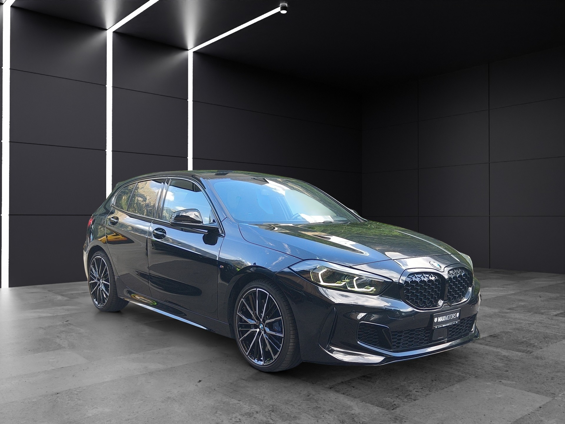 BMW M135i xDrive Steptronic PERFORMANCE-image-1