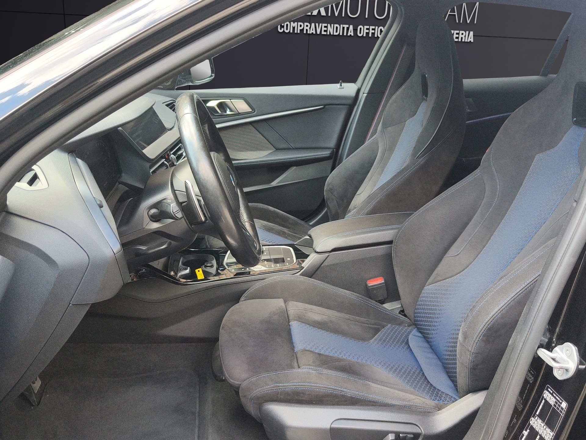 BMW M135i xDrive Steptronic PERFORMANCE-image-6