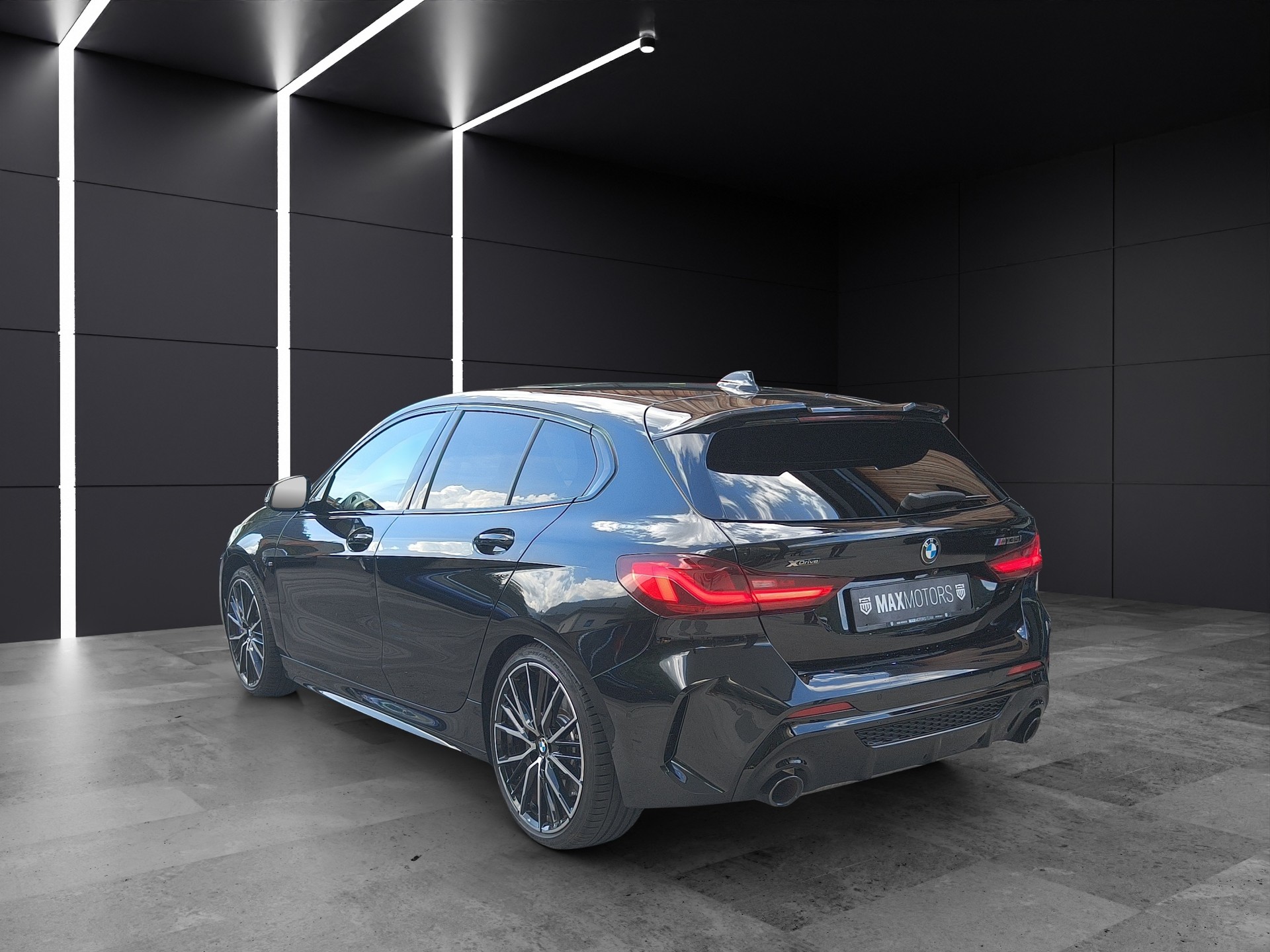 BMW M135i xDrive Steptronic PERFORMANCE-image-4