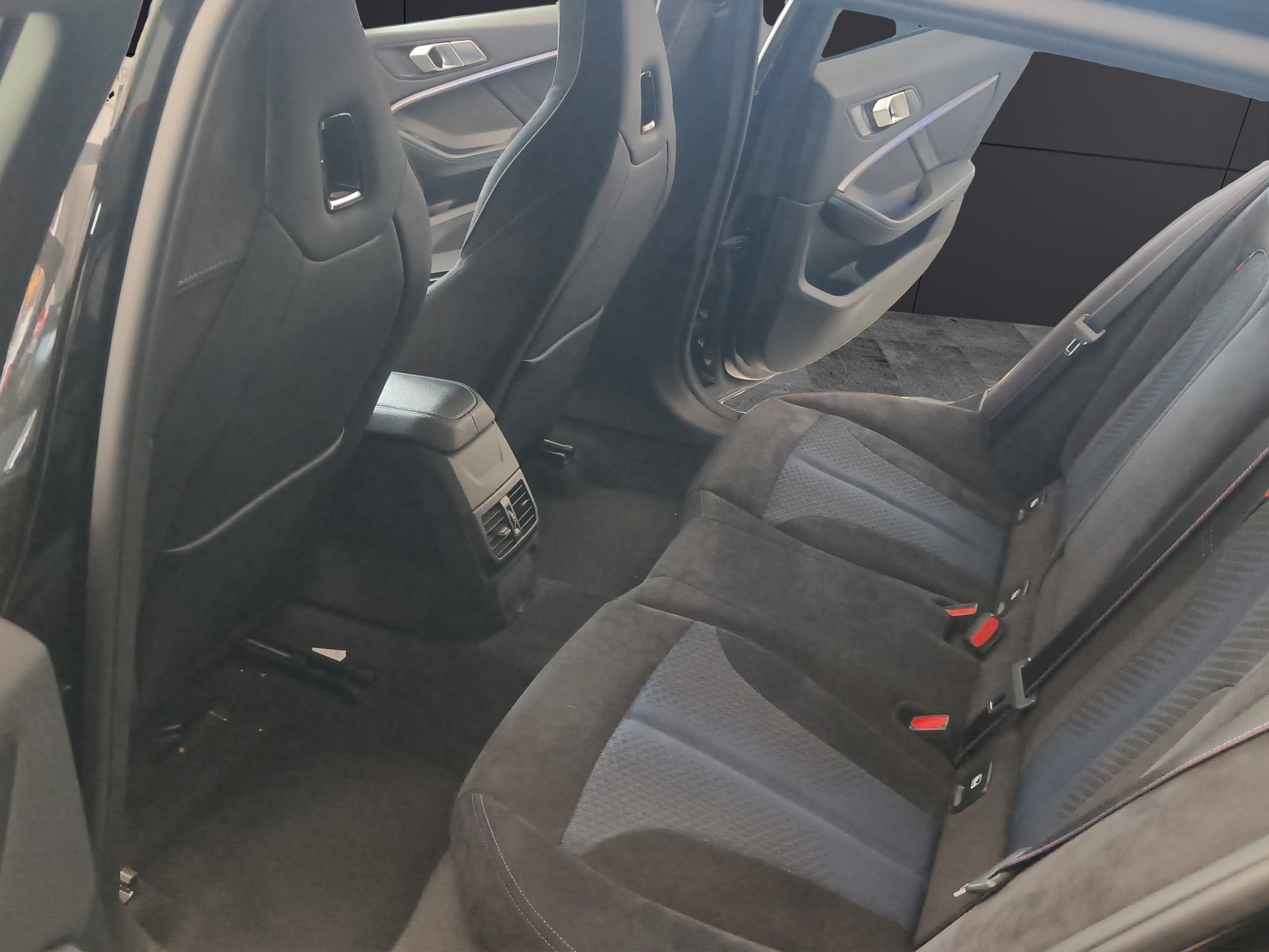BMW M135i xDrive Steptronic PERFORMANCE-image-9