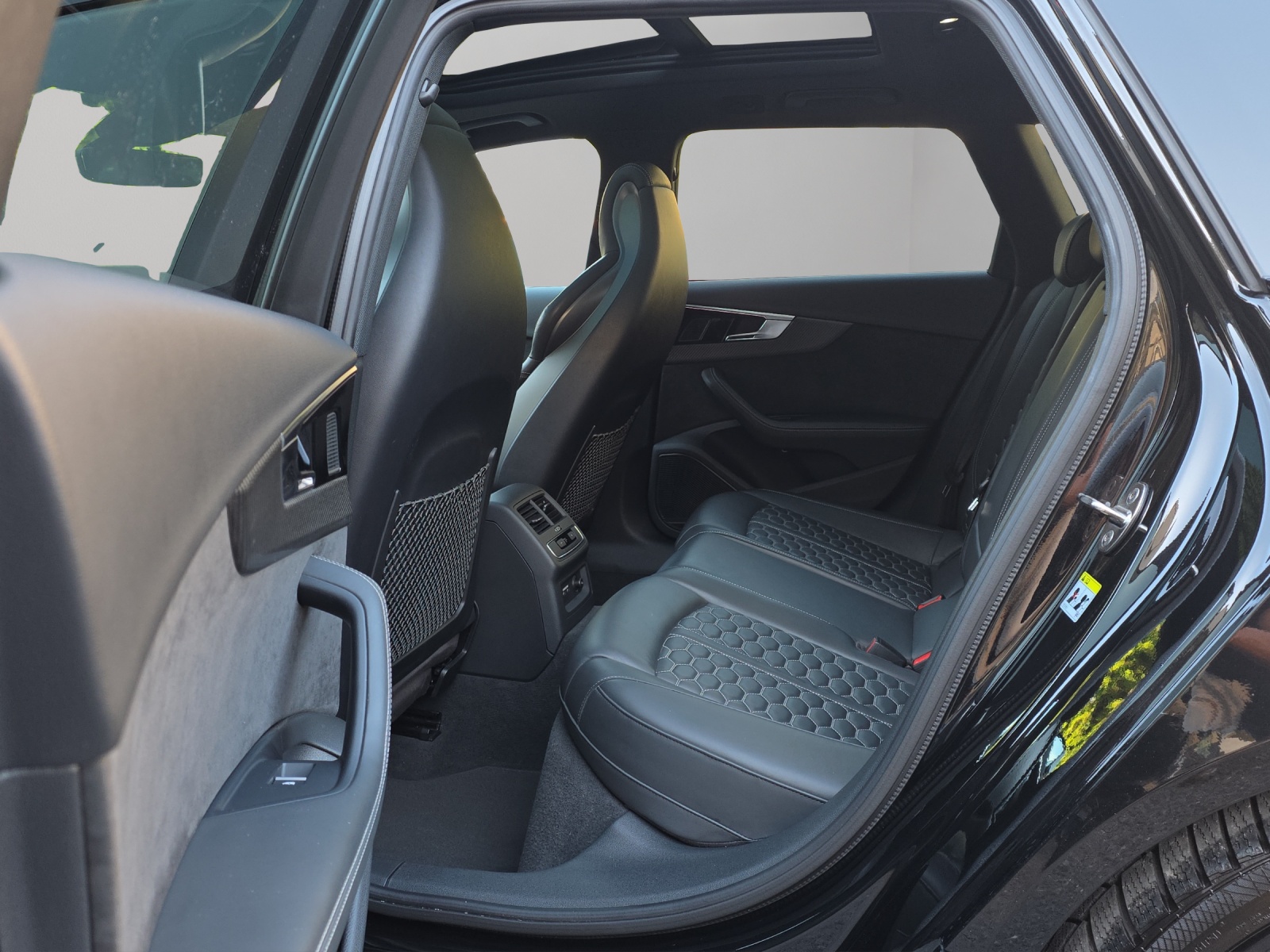 AUDI RS4 Avant quattro tiptronic-image-8