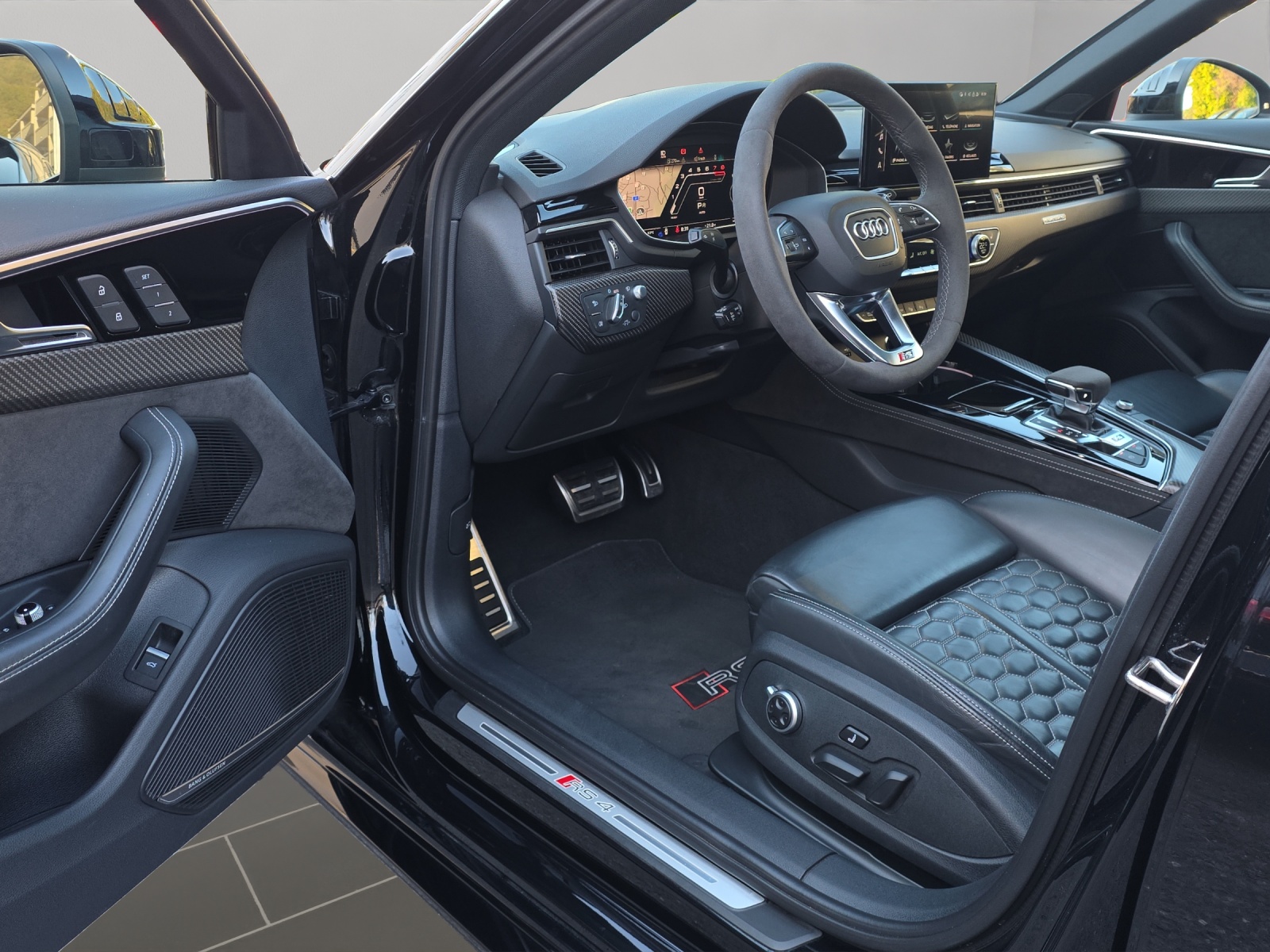 AUDI RS4 Avant quattro tiptronic-image-6