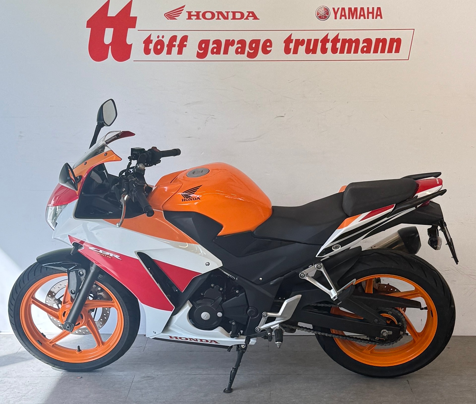 HONDA CBR 300 R-showroom-element-1