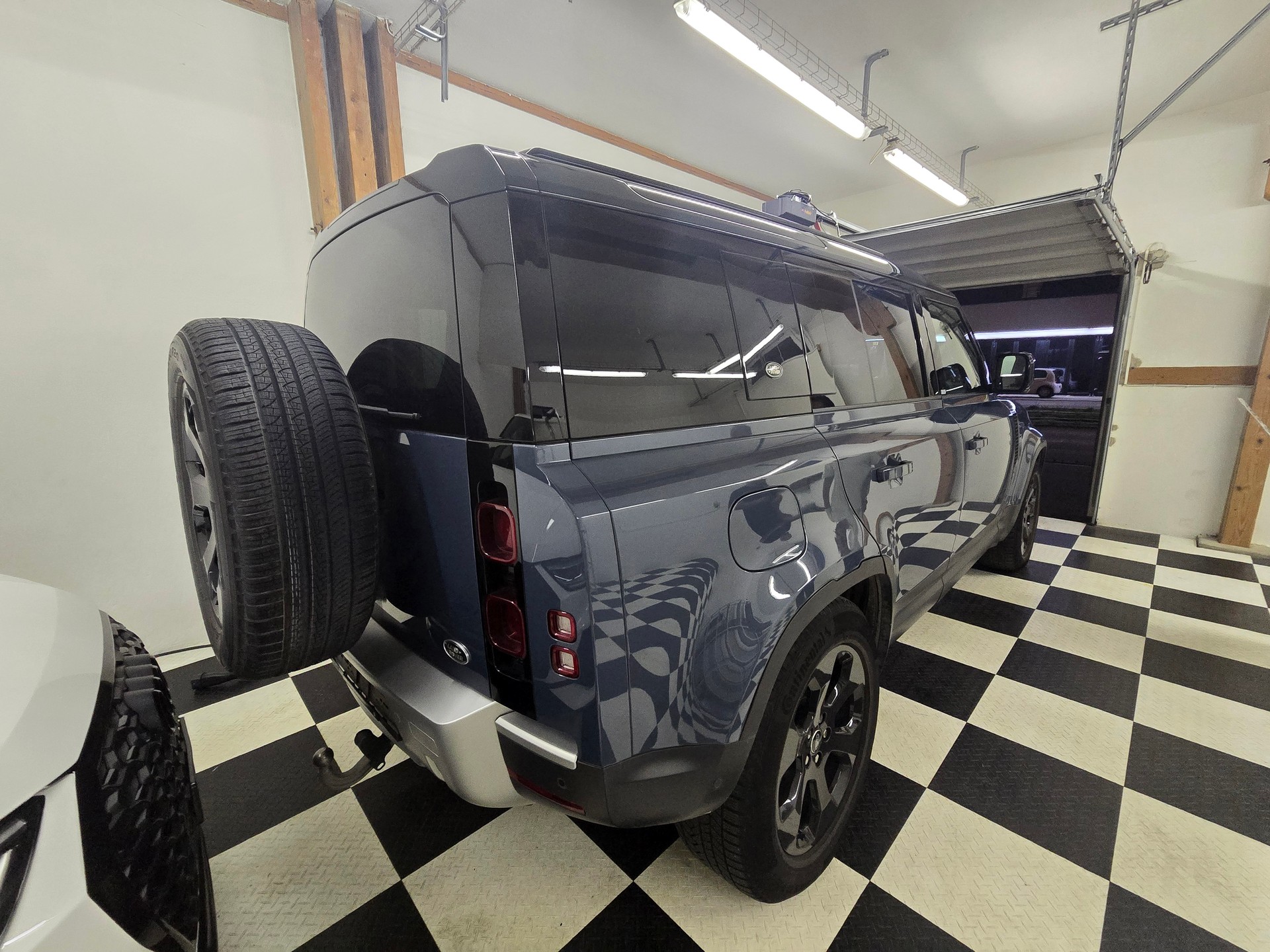 LAND ROVER Defender 110 P400e Si4 PHEV X-Dynamic SE AT8-image-4