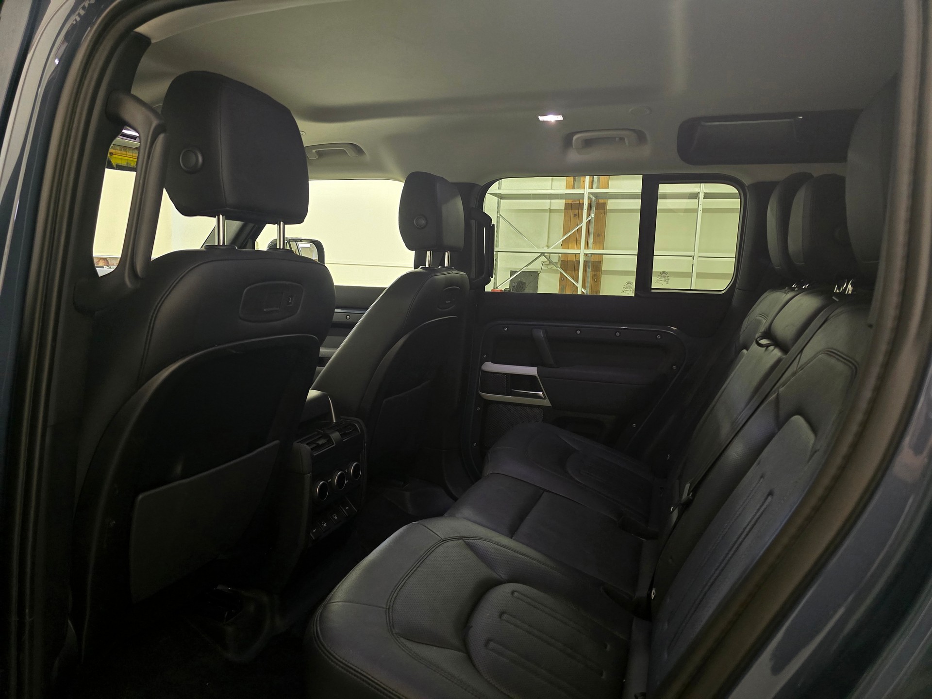 LAND ROVER Defender 110 P400e Si4 PHEV X-Dynamic SE AT8-image-12
