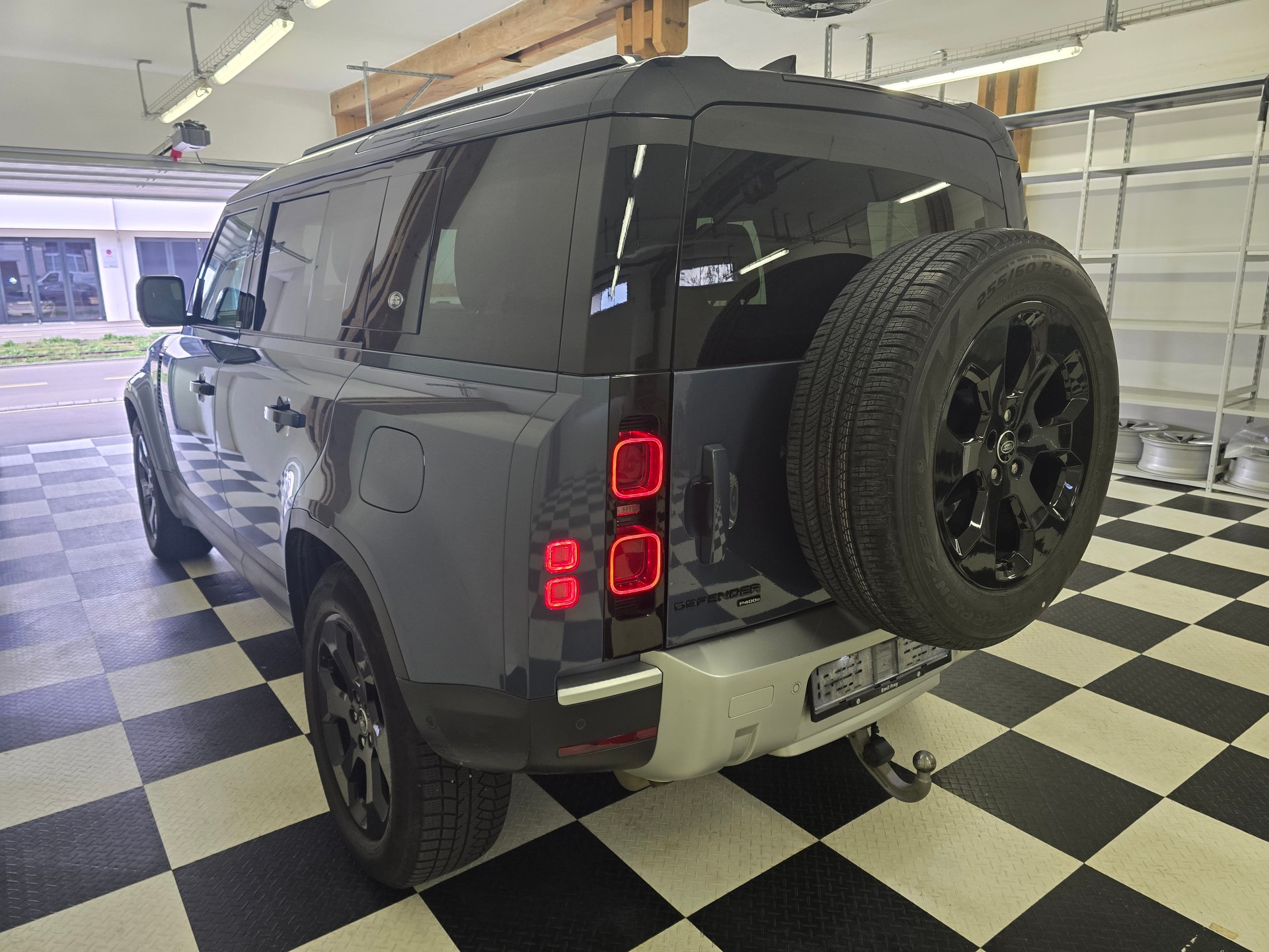 LAND ROVER Defender 110 P400e Si4 PHEV X-Dynamic SE AT8-image-5