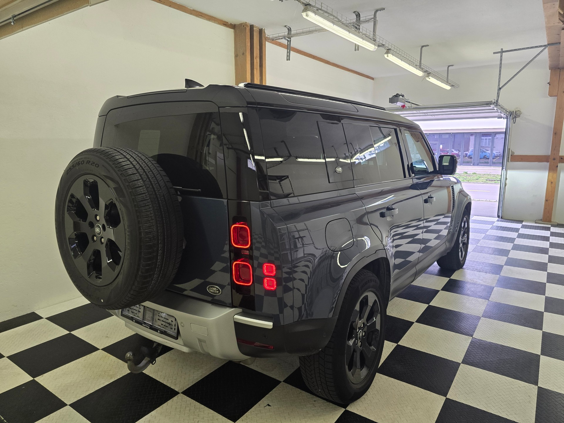 LAND ROVER Defender 110 P400e Si4 PHEV X-Dynamic SE AT8-image-6