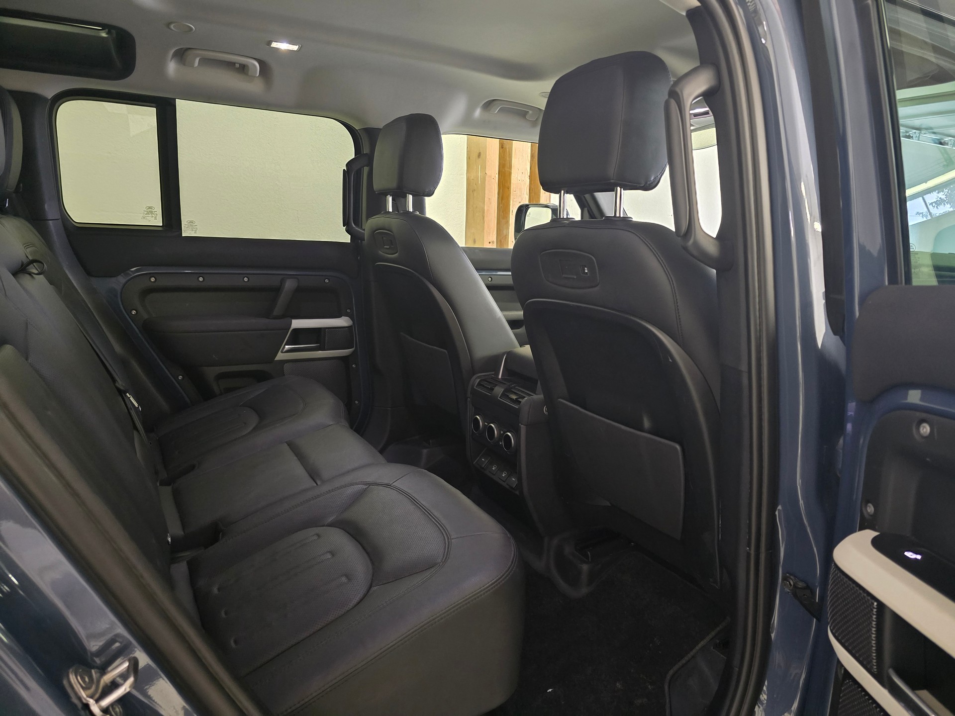LAND ROVER Defender 110 P400e Si4 PHEV X-Dynamic SE AT8-image-11