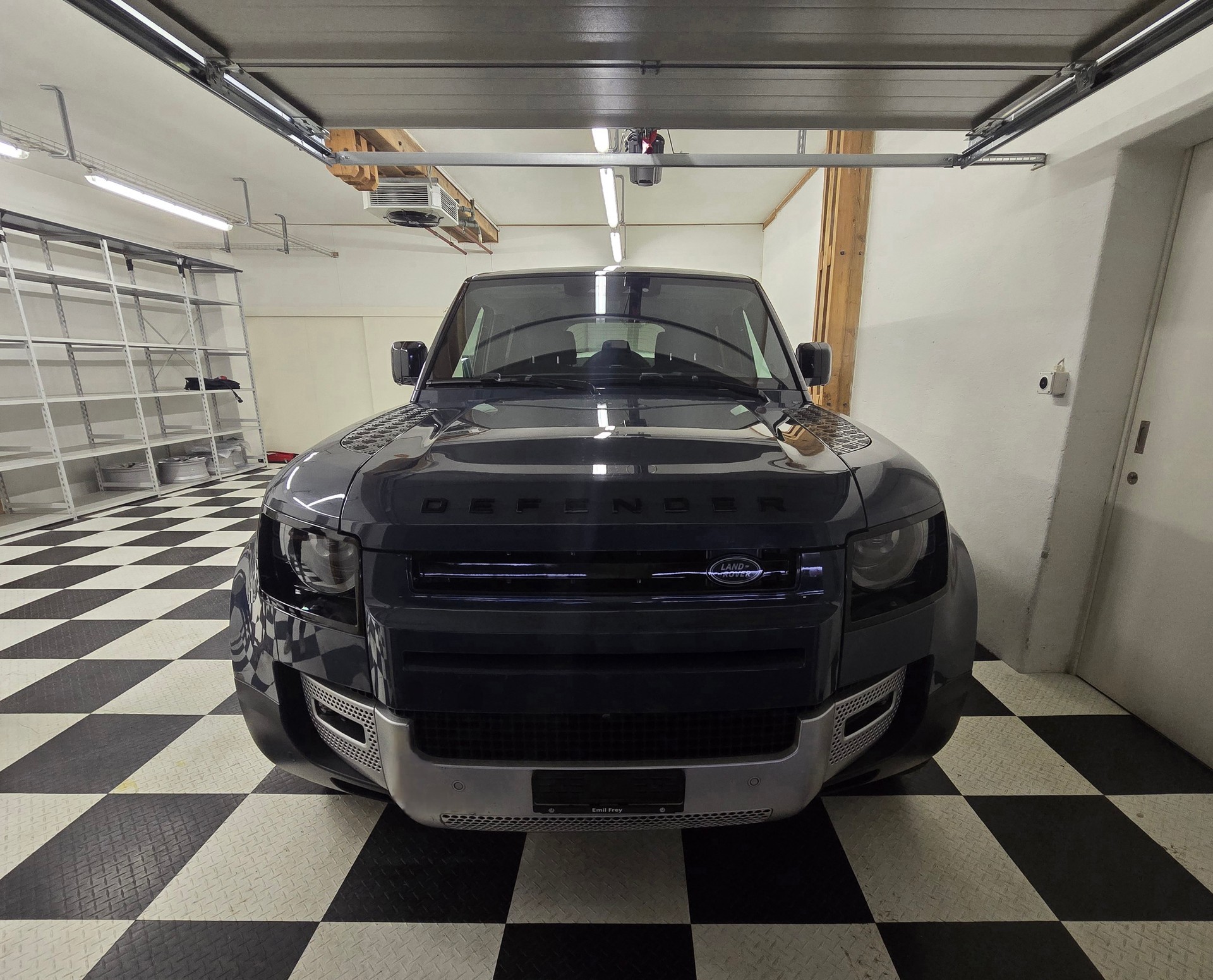 LAND ROVER Defender 110 P400e Si4 PHEV X-Dynamic SE AT8-image-1