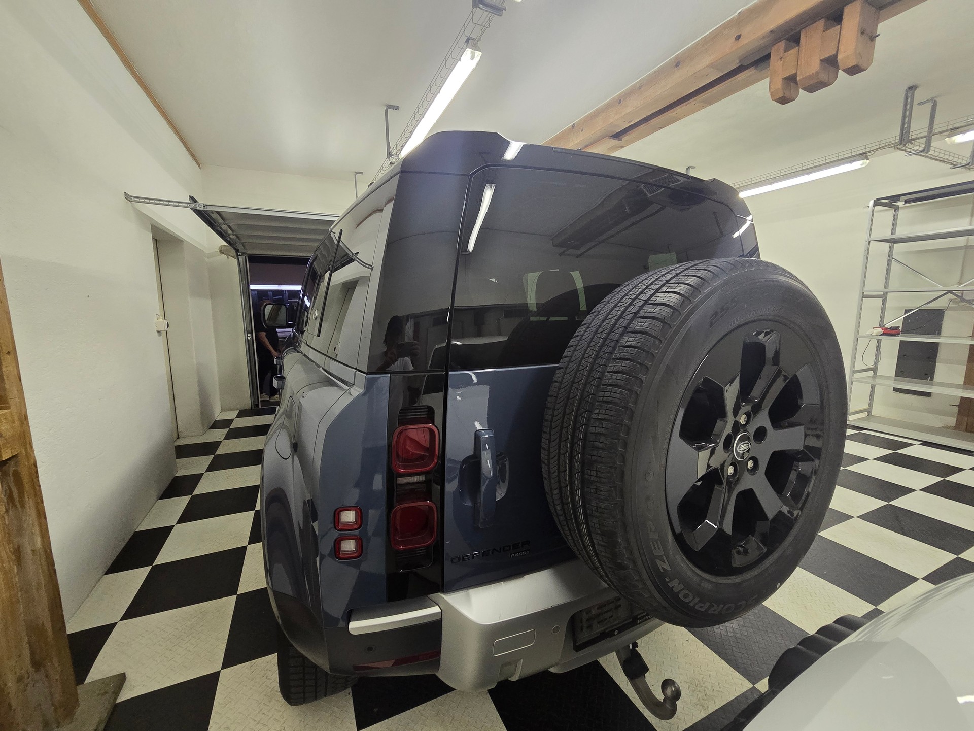 LAND ROVER Defender 110 P400e Si4 PHEV X-Dynamic SE AT8-image-3