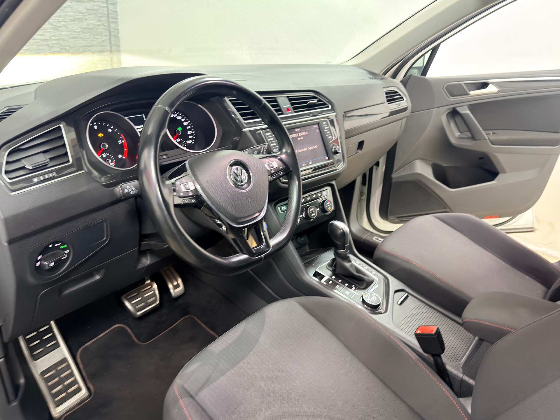 VW Tiguan 2.0 TDI SCR Comfortline 4Motion DSG hageschaden-image-9