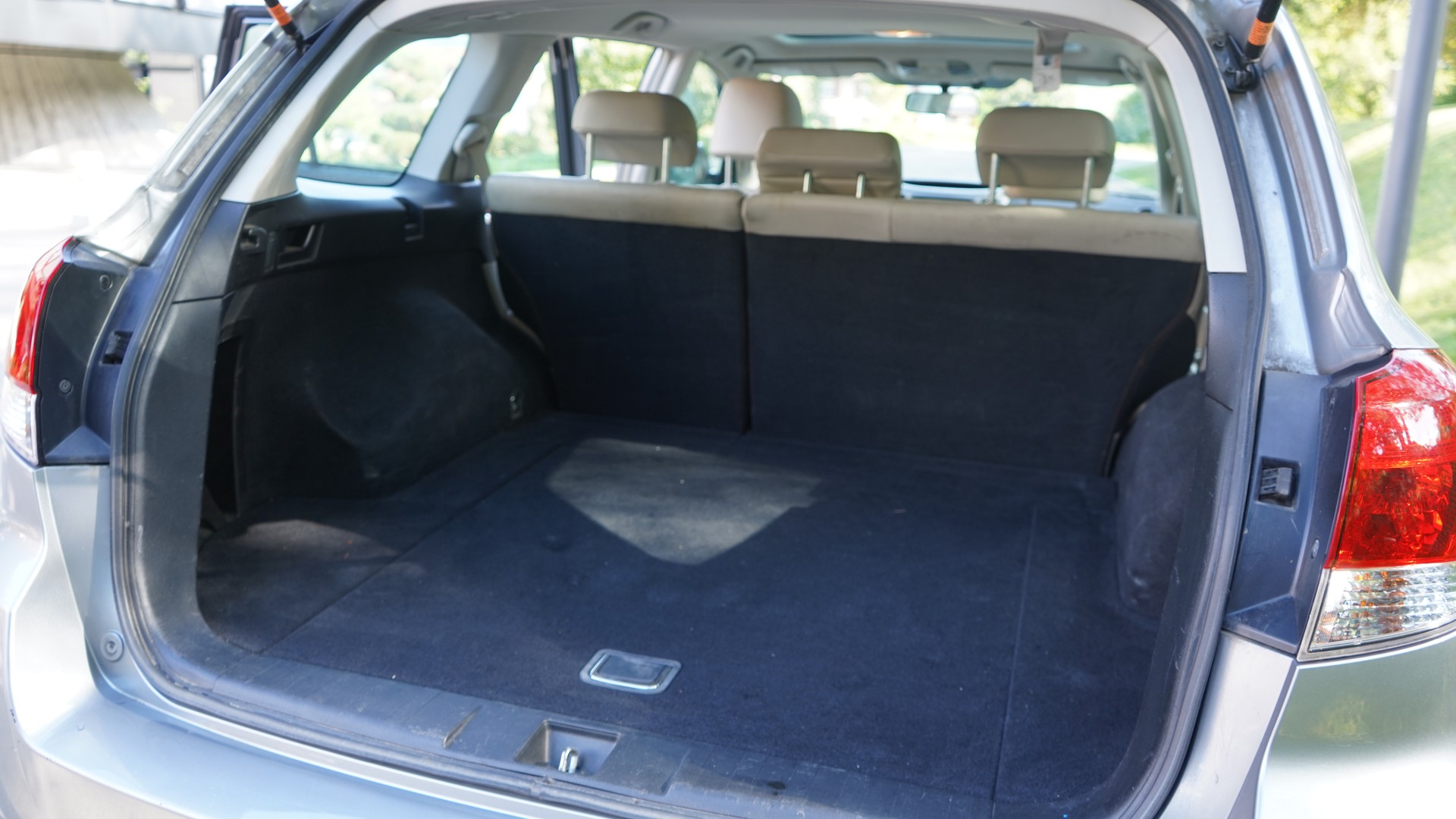 SUBARU Outback 3.6R Executive AWD Automatic-image-17