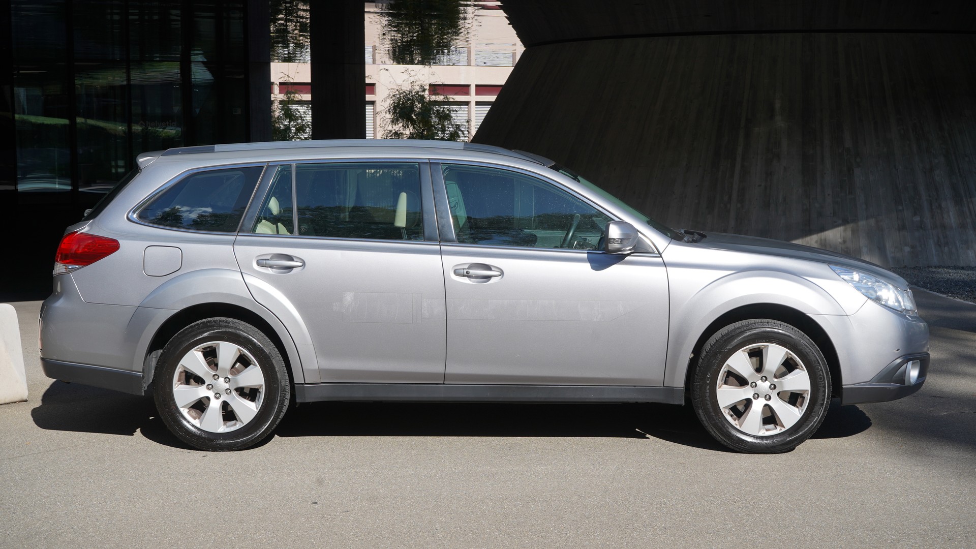 SUBARU Outback 3.6R Executive AWD Automatic-image-3