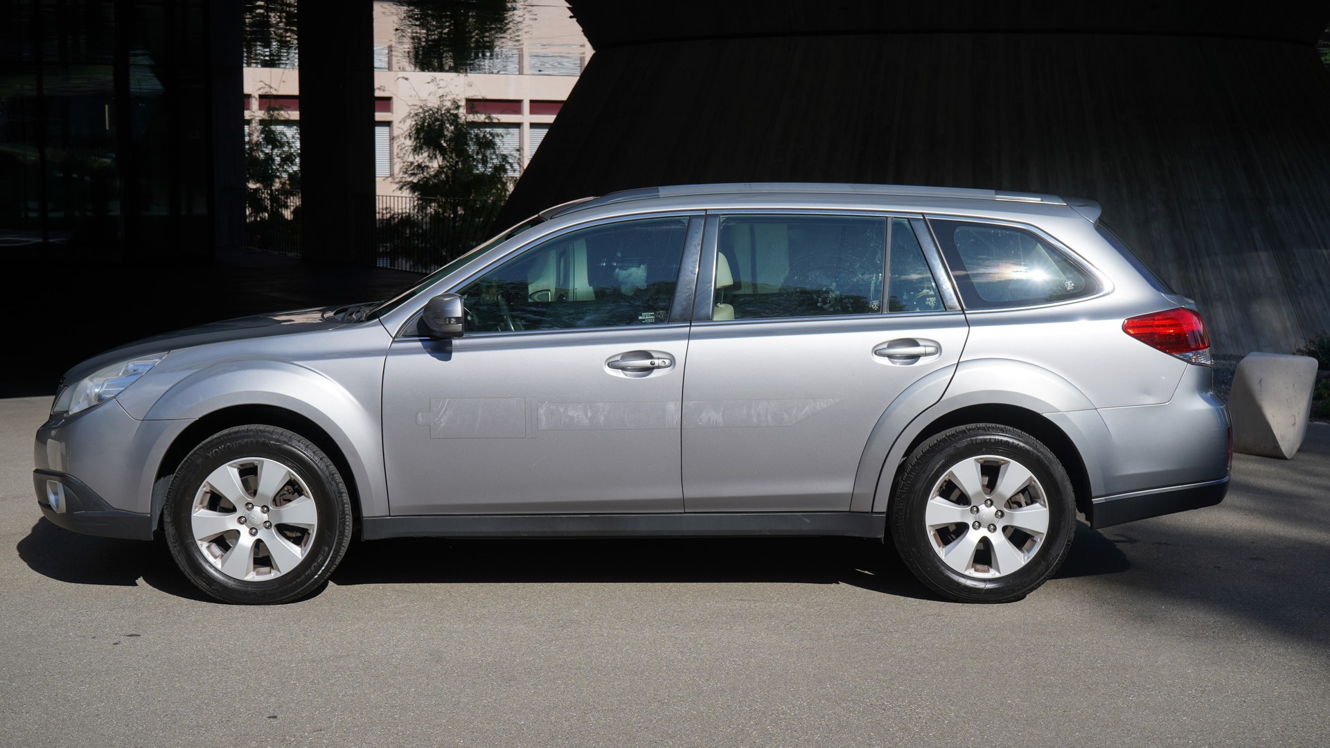 SUBARU Outback 3.6R Executive AWD Automatic-image-5