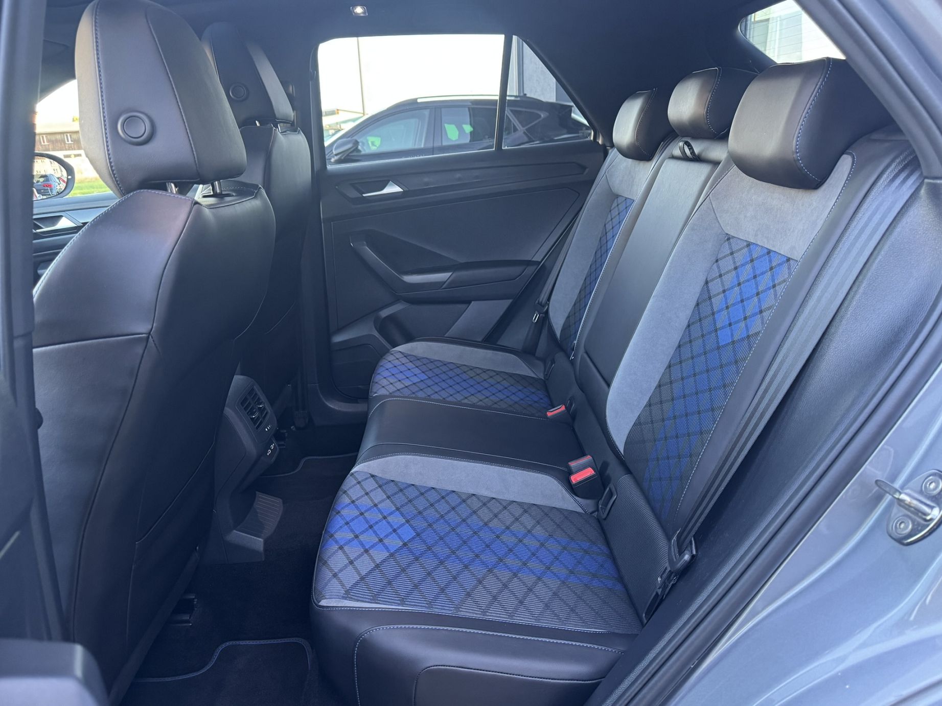 VW T-Roc 2.0 TSI R DSG 4Motion-image-14