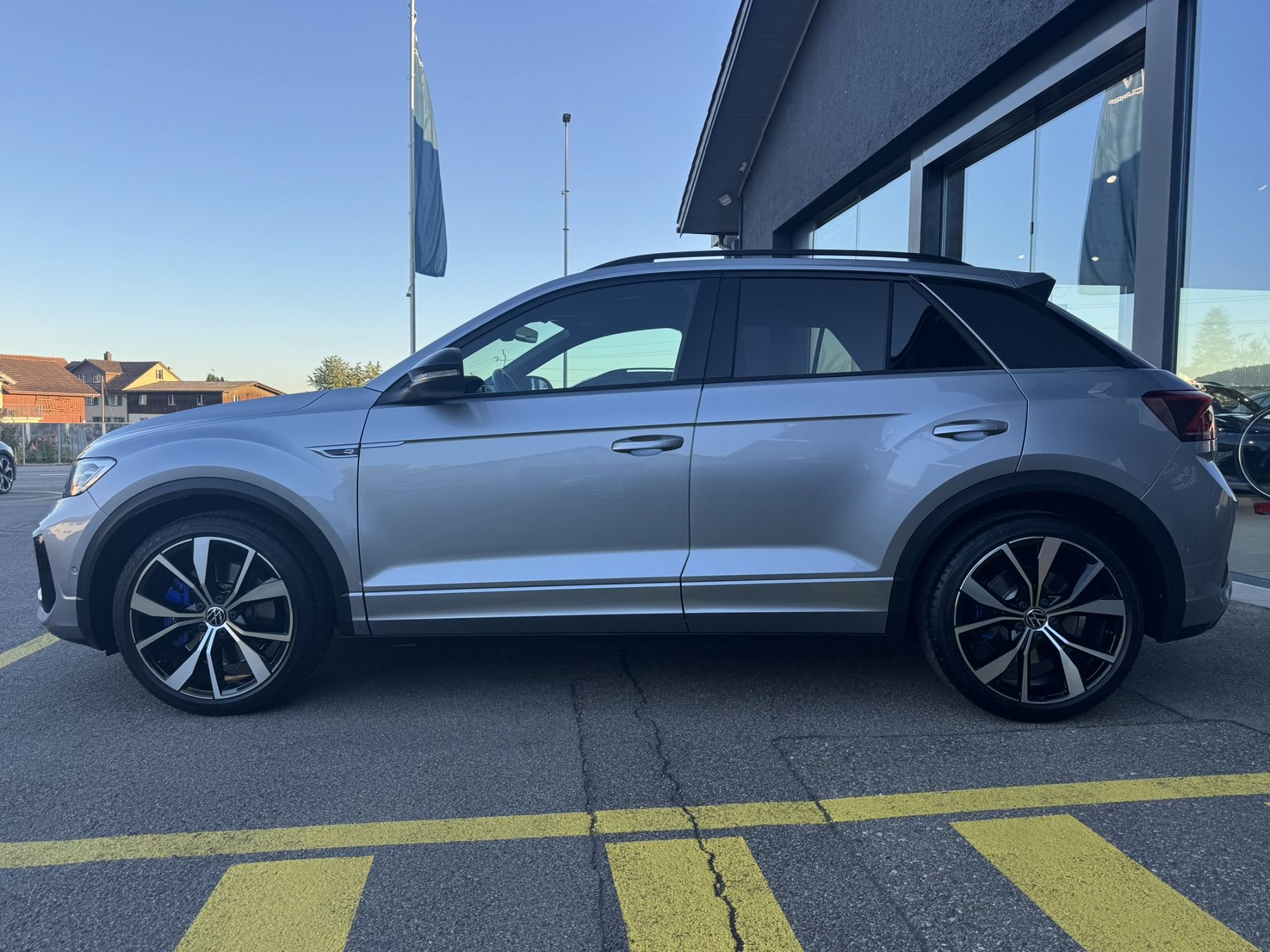 VW T-Roc 2.0 TSI R DSG 4Motion-image-2