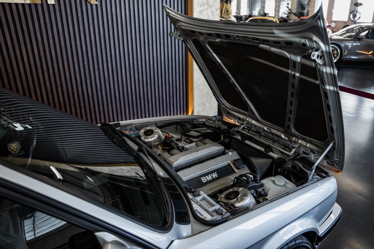 BMW 318iS-image-29