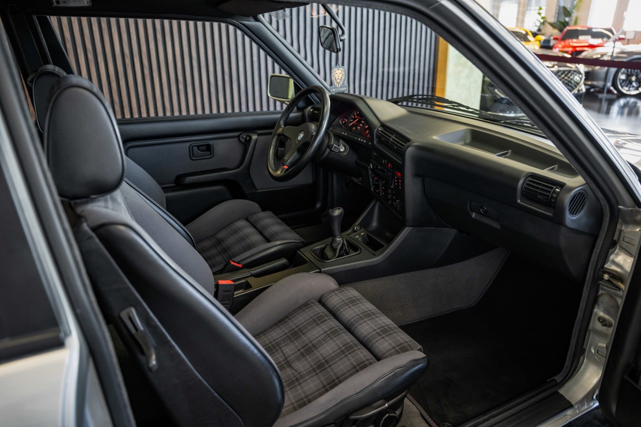BMW 318iS-image-15
