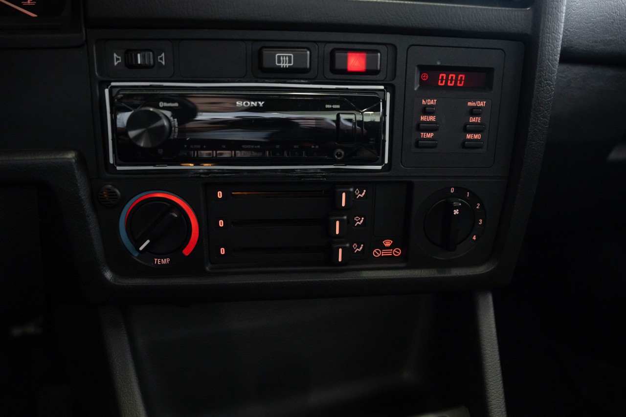 BMW 318iS-image-23