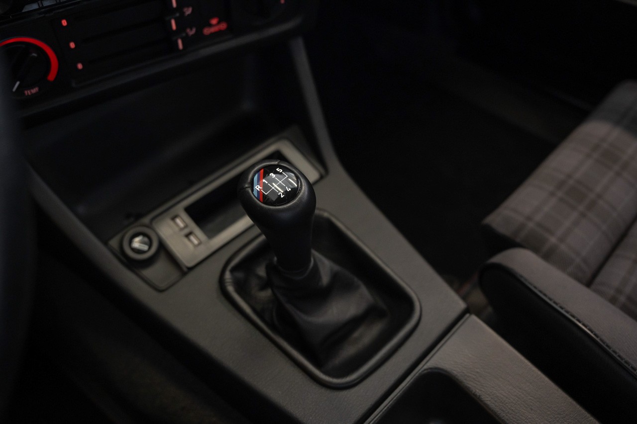 BMW 318iS-image-25