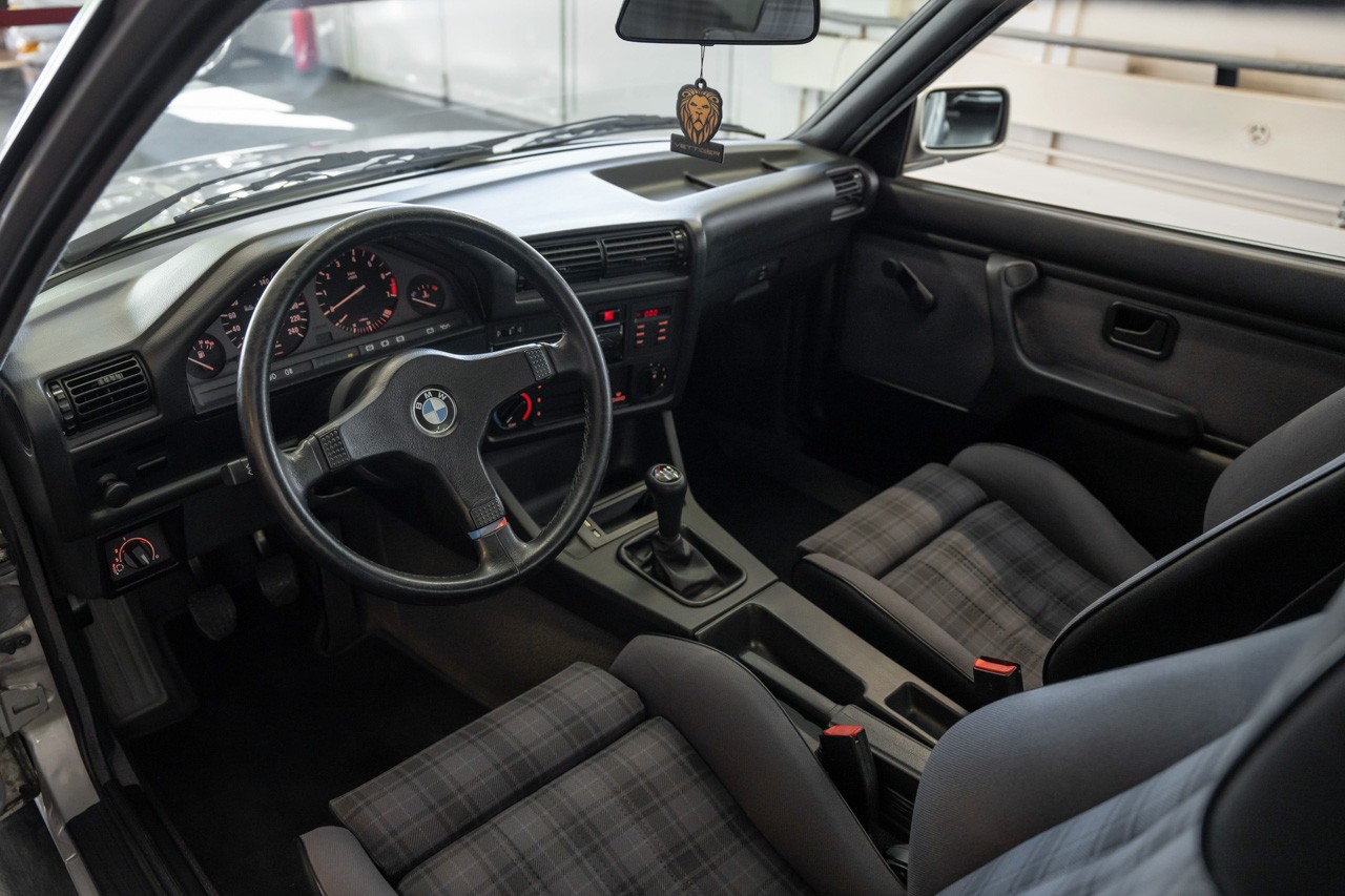 BMW 318iS-image-13