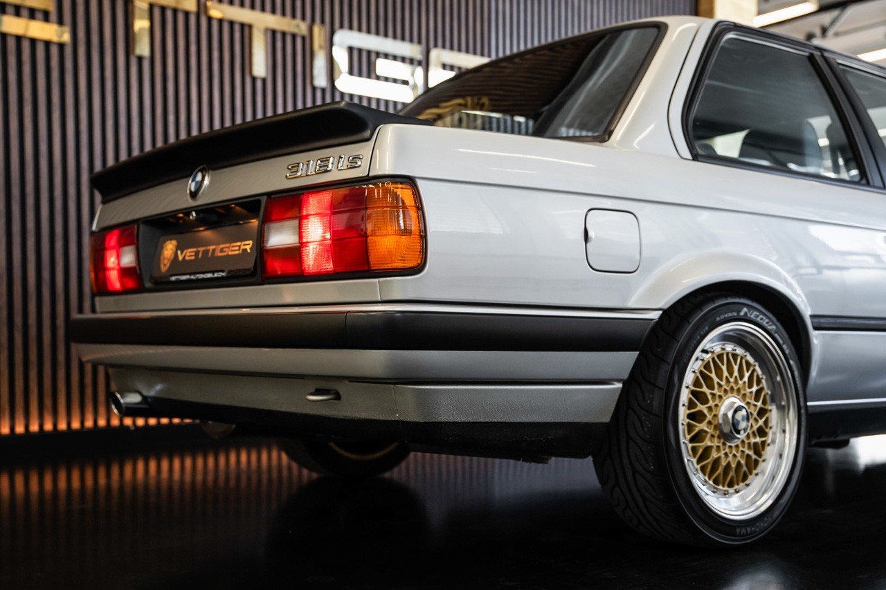 BMW 318iS-image-7