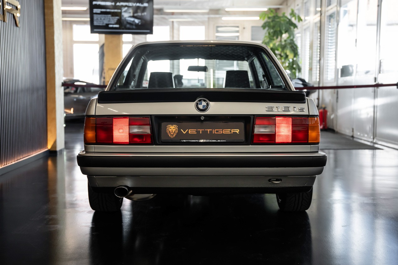 BMW 318iS-image-4