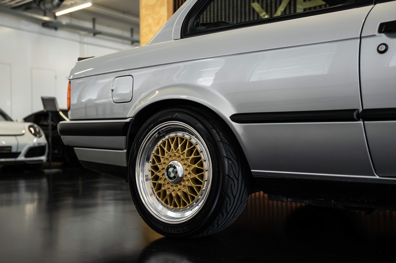 BMW 318iS-image-11