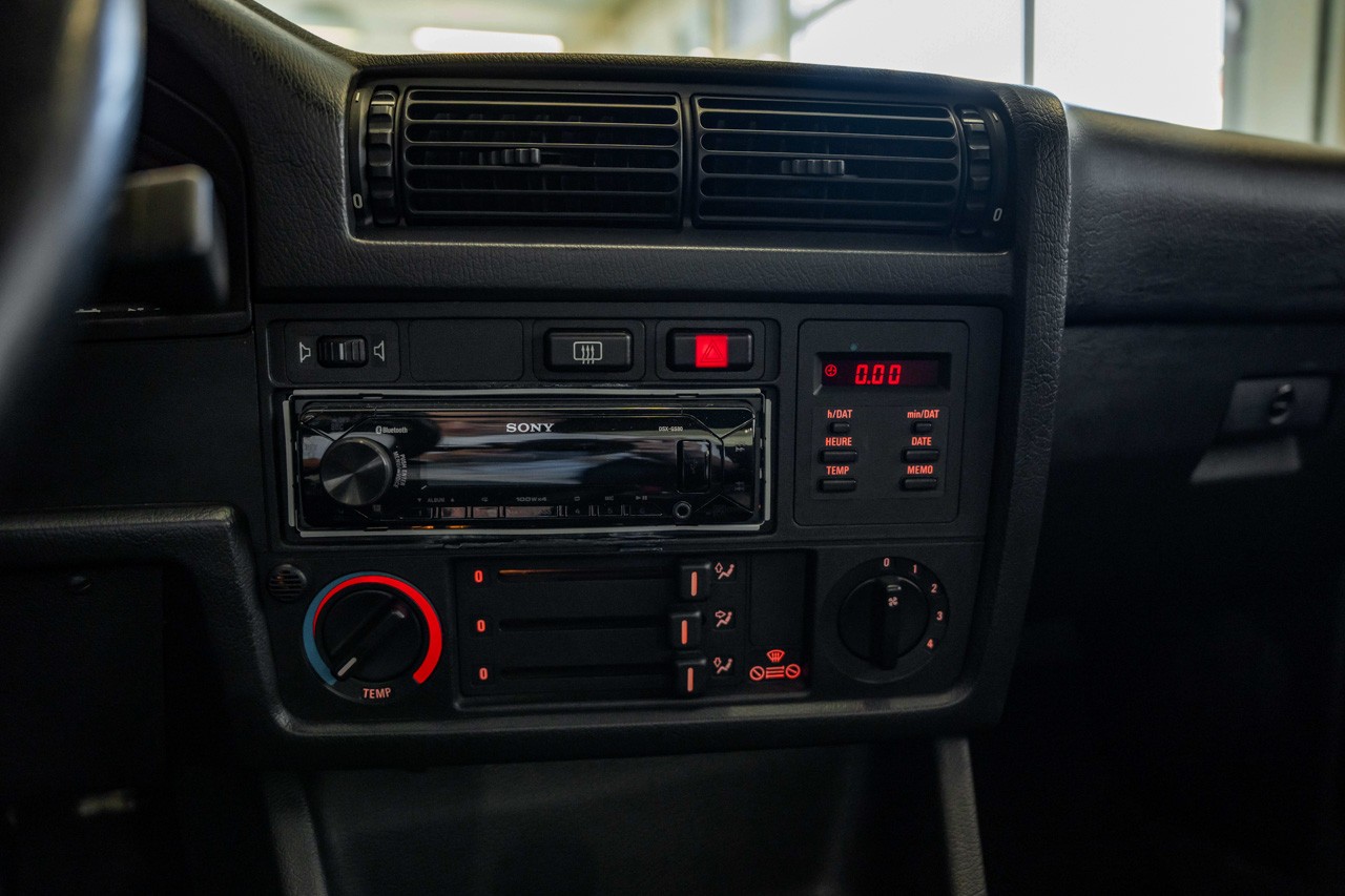 BMW 318iS-image-22