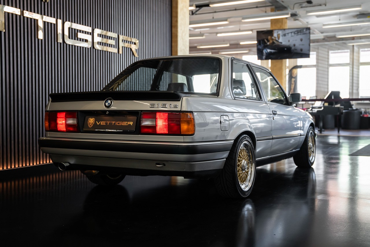 BMW 318iS-image-6