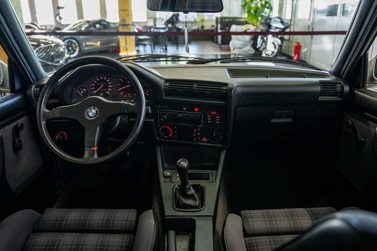 BMW 318iS-image-12