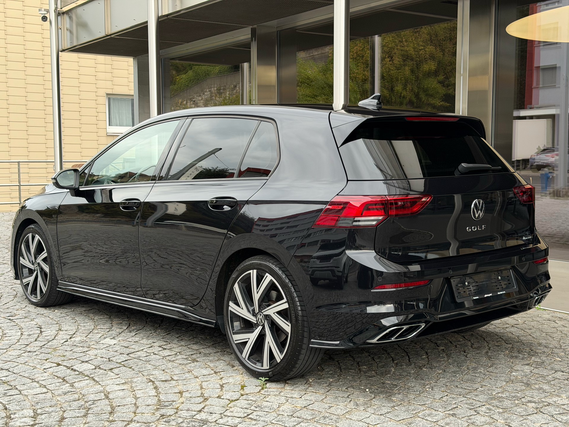 VW Golf 2.0 TSI R-LineDSG 4M-image-3