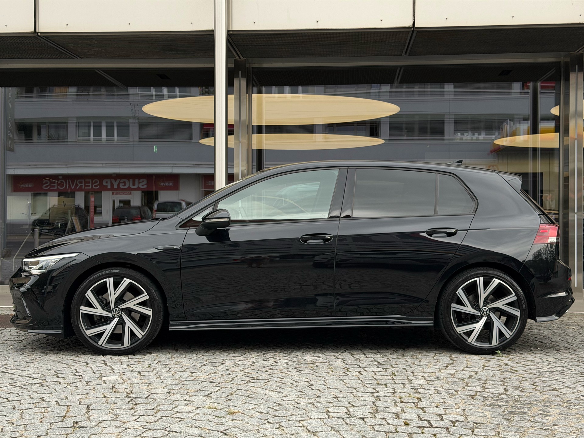 VW Golf 2.0 TSI R-LineDSG 4M-image-2