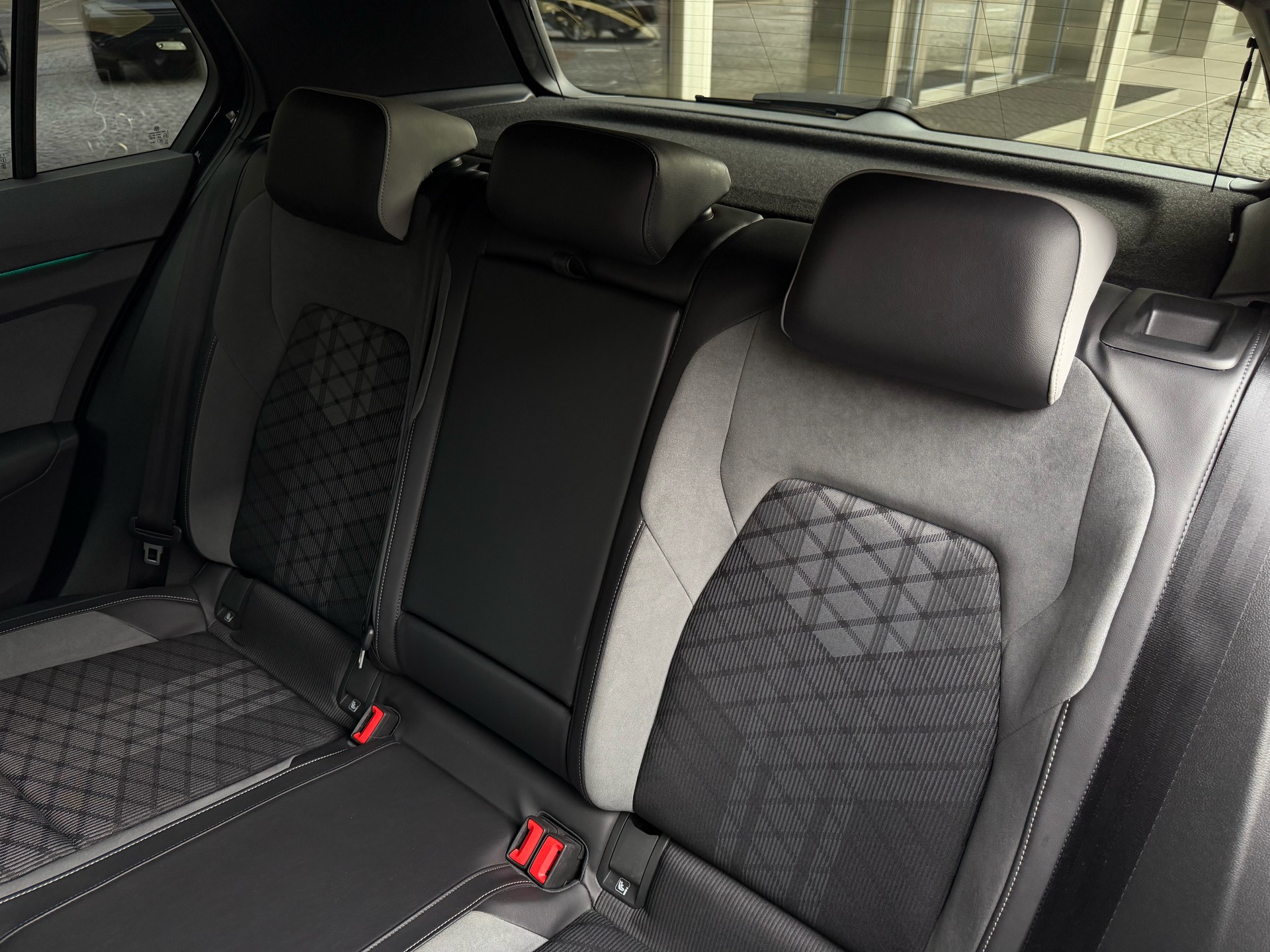 VW Golf 2.0 TSI R-LineDSG 4M-image-10