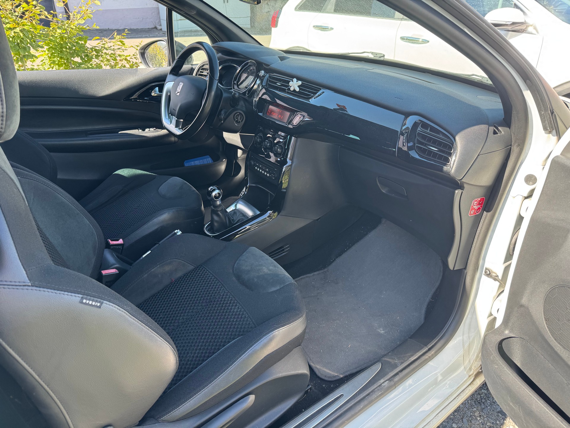 DS AUTOMOBILES DS3 1.2 VTi Chic-image-6