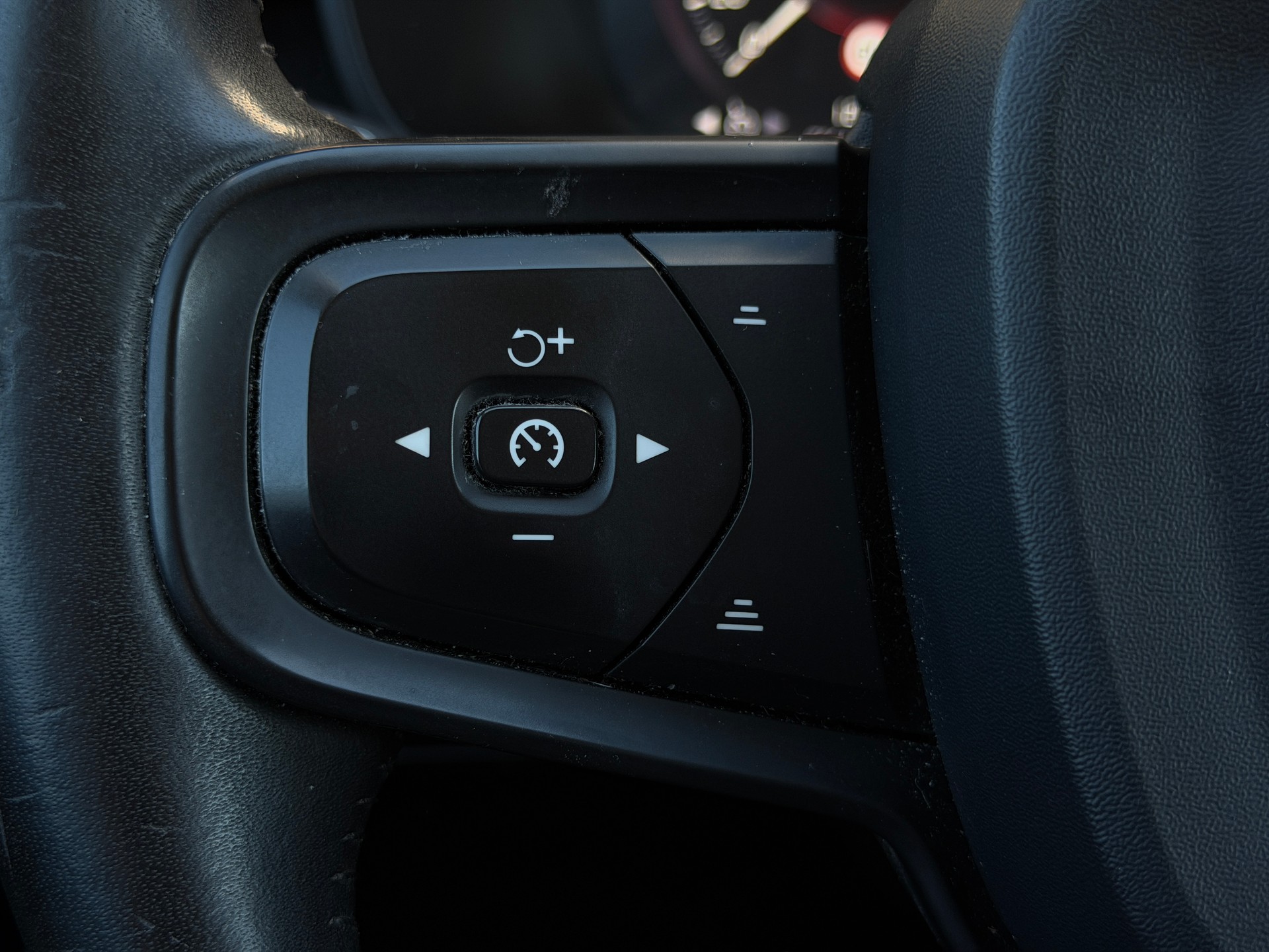 VOLVO XC40 T3 Momentum Geartronic *CH-Fahrzeug aus 1. Hand*-image-16