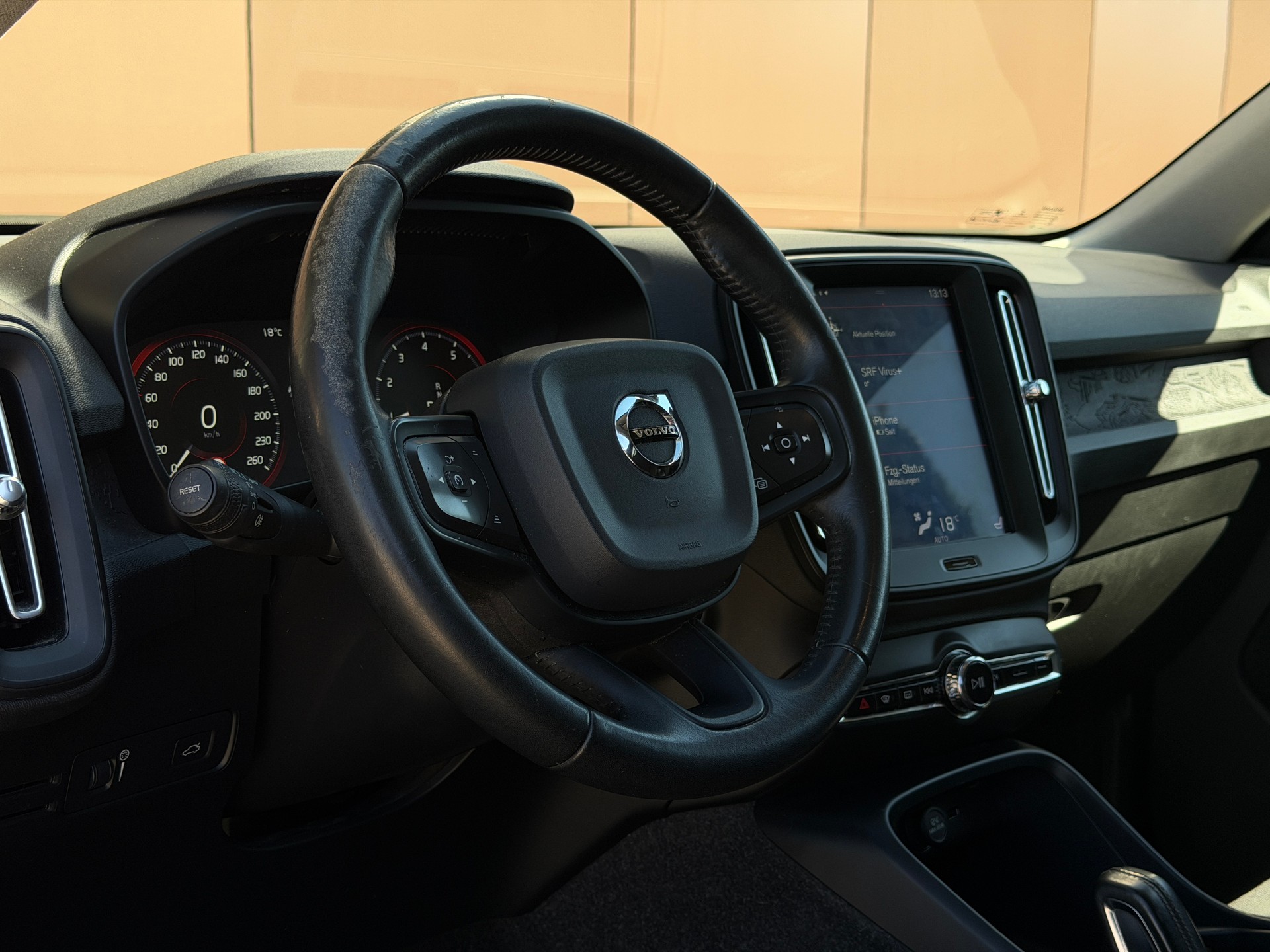 VOLVO XC40 T3 Momentum Geartronic *CH-Fahrzeug aus 1. Hand*-image-9