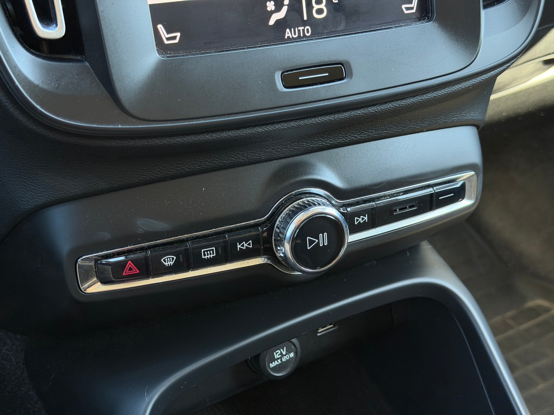 VOLVO XC40 T3 Momentum Geartronic *CH-Fahrzeug aus 1. Hand*-image-17