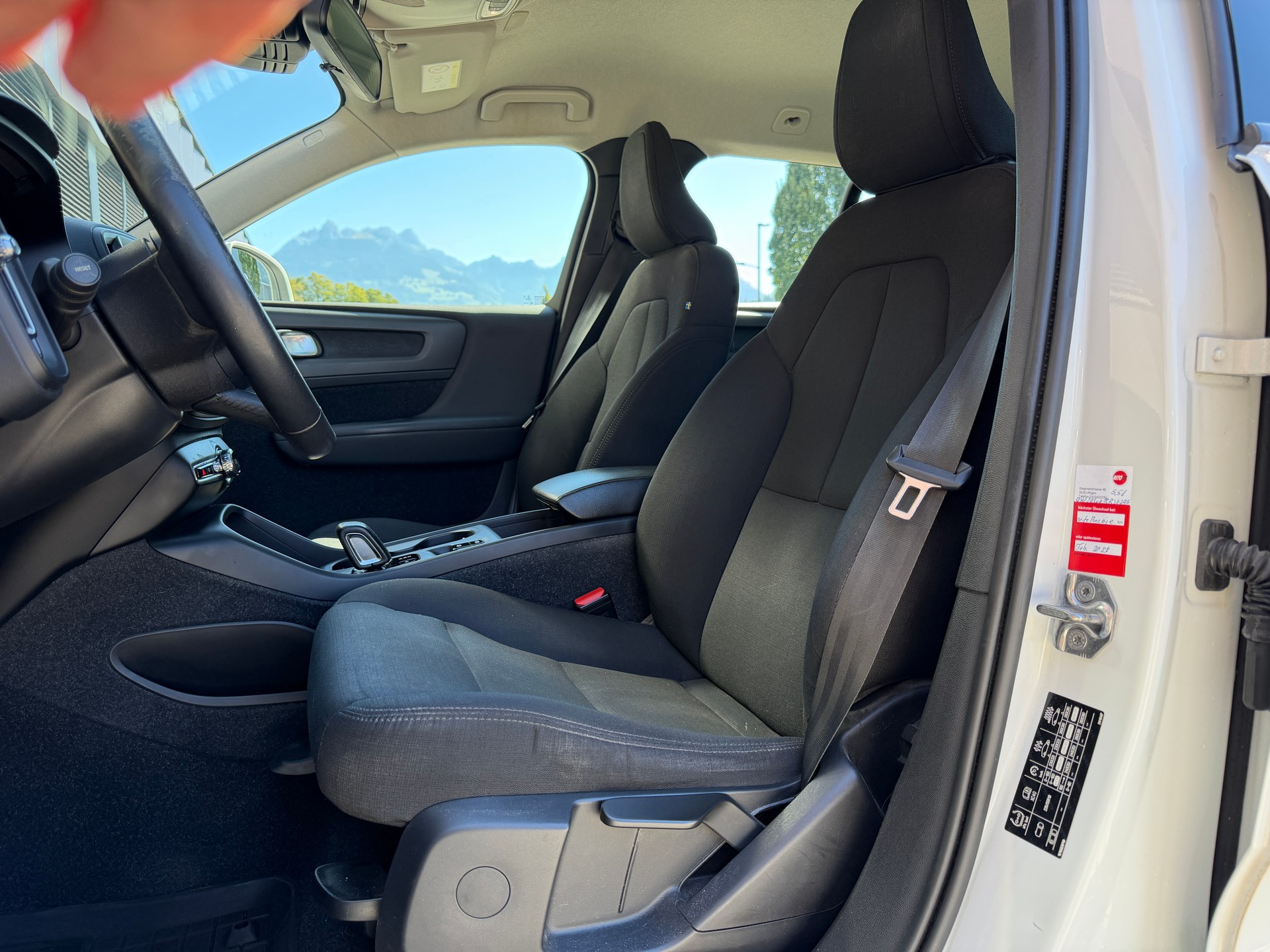 VOLVO XC40 T3 Momentum Geartronic *CH-Fahrzeug aus 1. Hand*-image-12