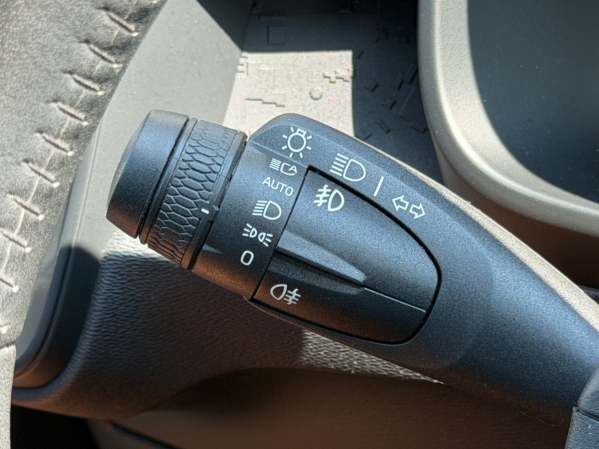 VOLVO XC40 T3 Momentum Geartronic *CH-Fahrzeug aus 1. Hand*-image-19