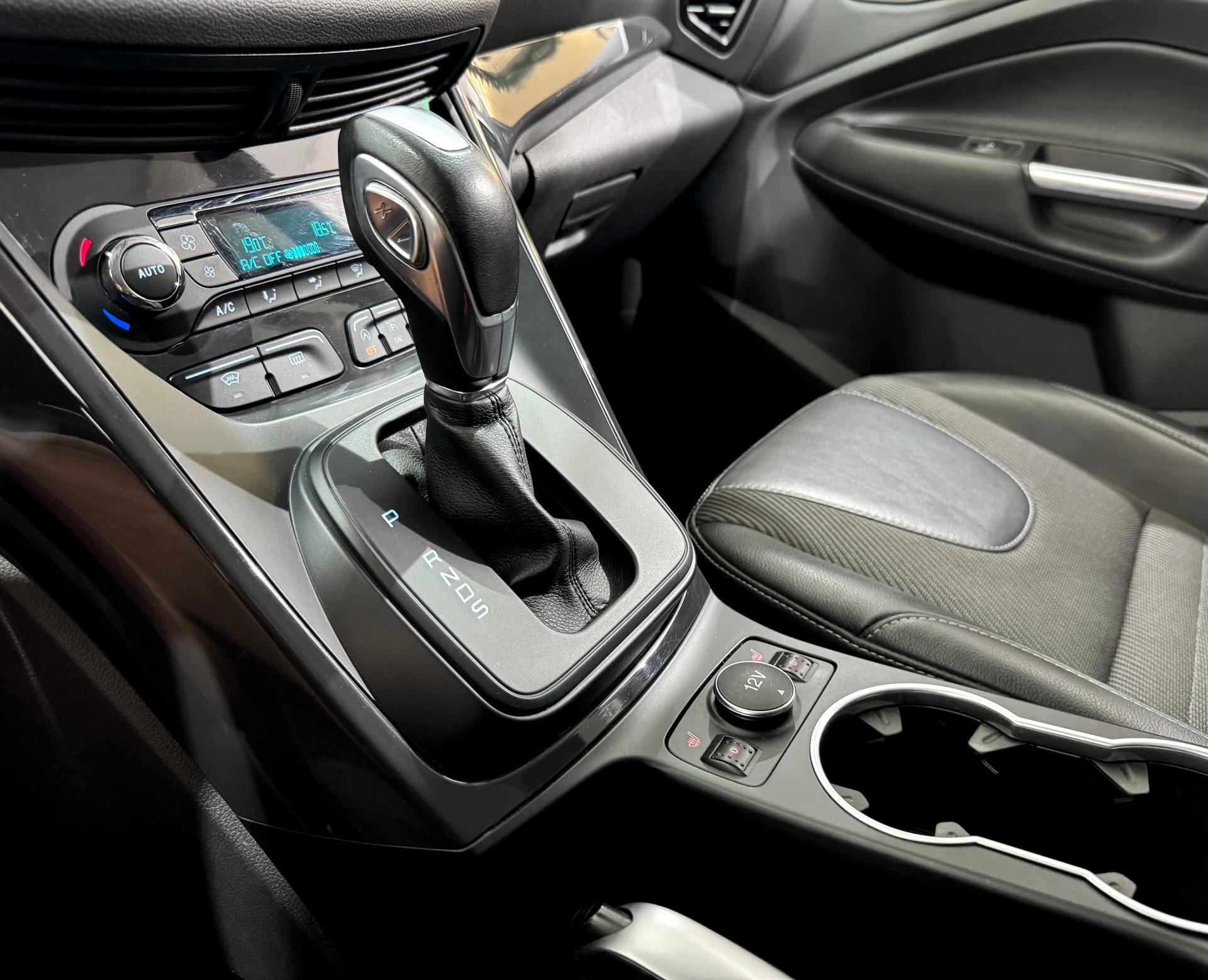 FORD Kuga 2.0 TDCi Titanium 4WD PowerShift-image-13