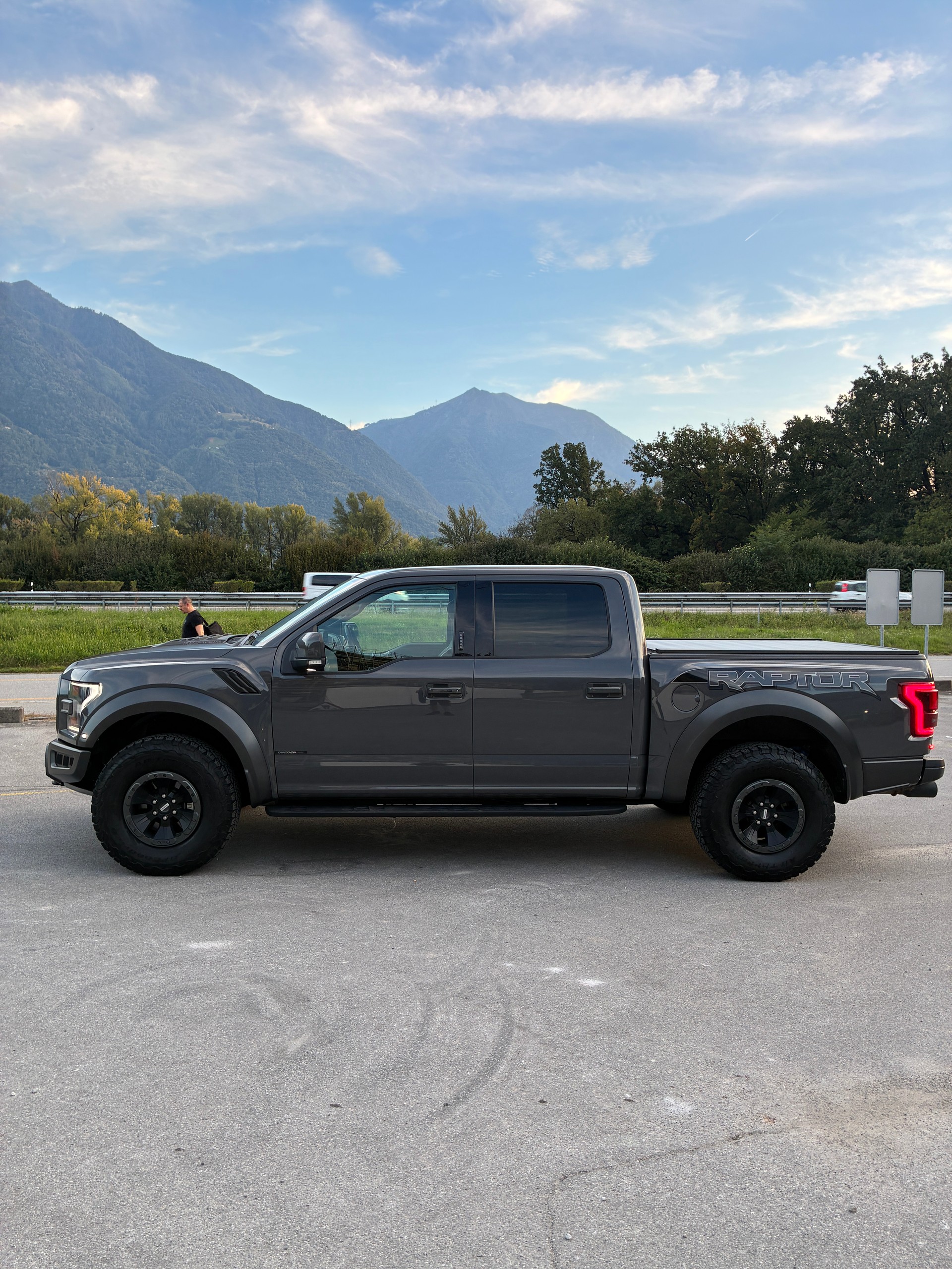 FORD Raptor-image-1