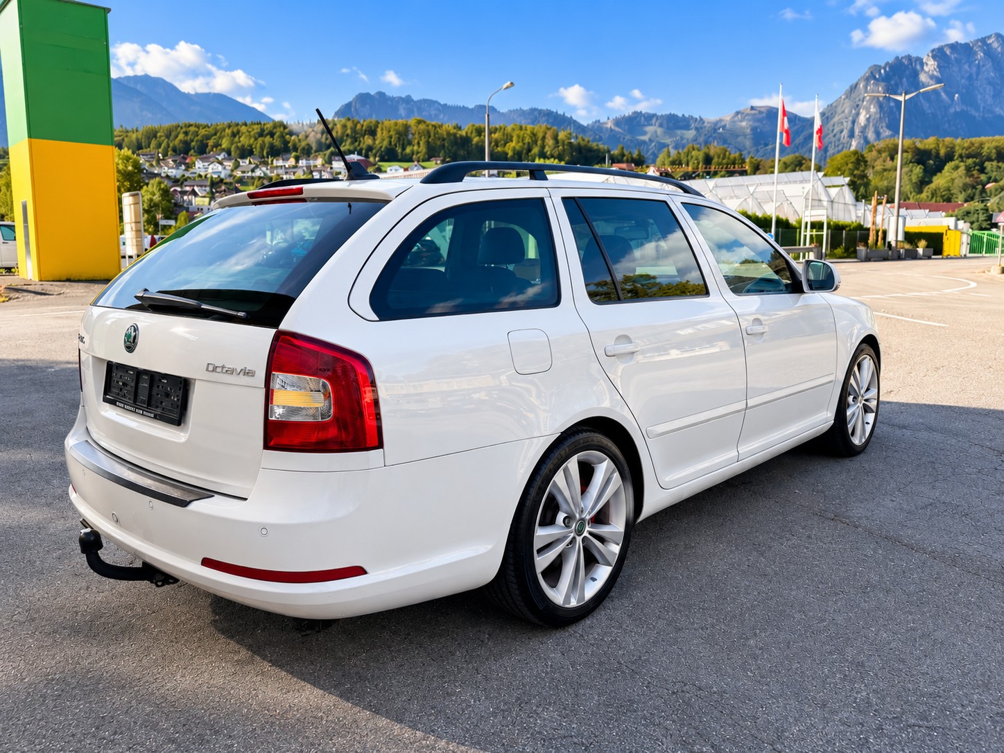 SKODA Octavia Combi 2.0 TSI RS-image-3